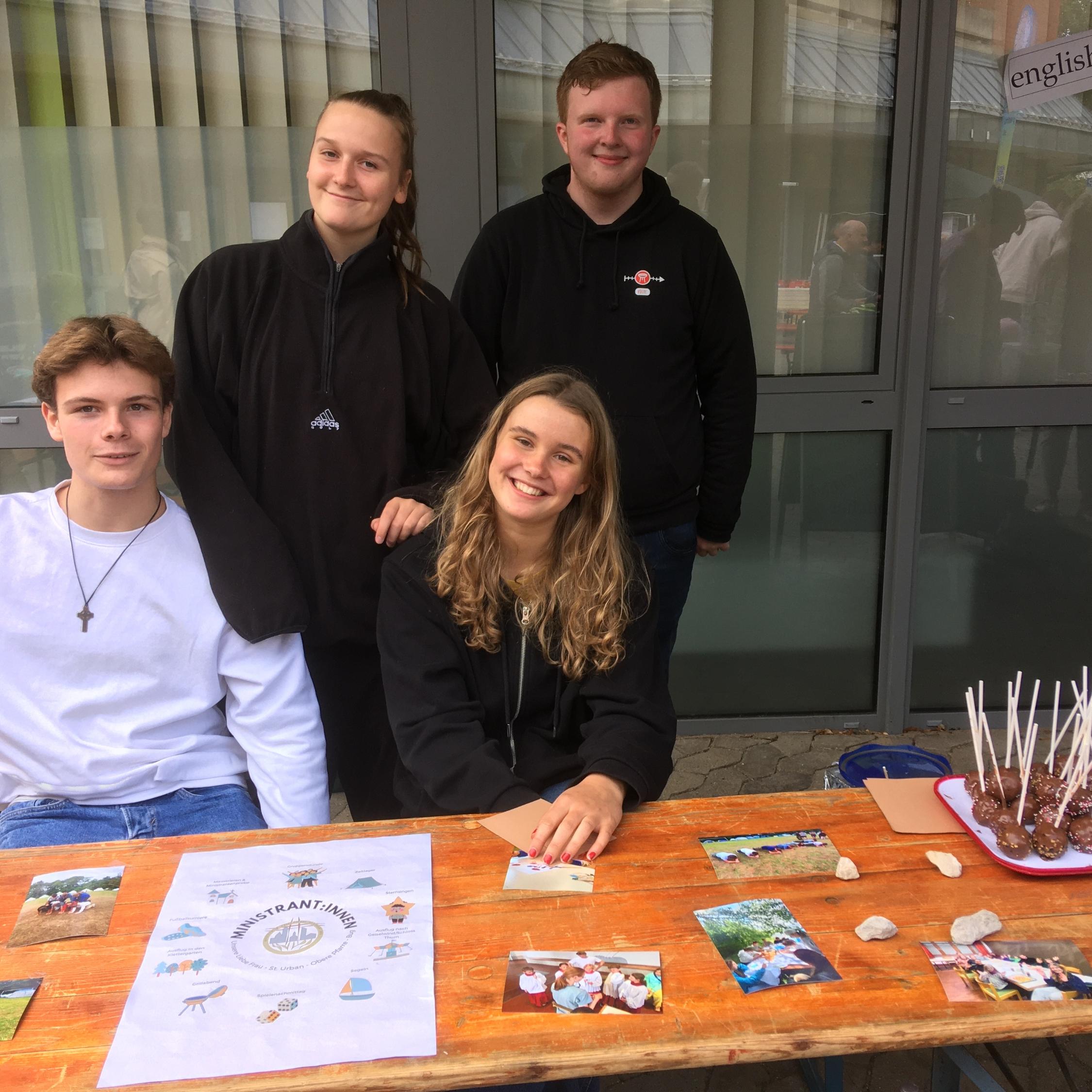 Gute Laune beim Team der Gruppenstunde: Finn, Lisa, Sarah und Tobi!