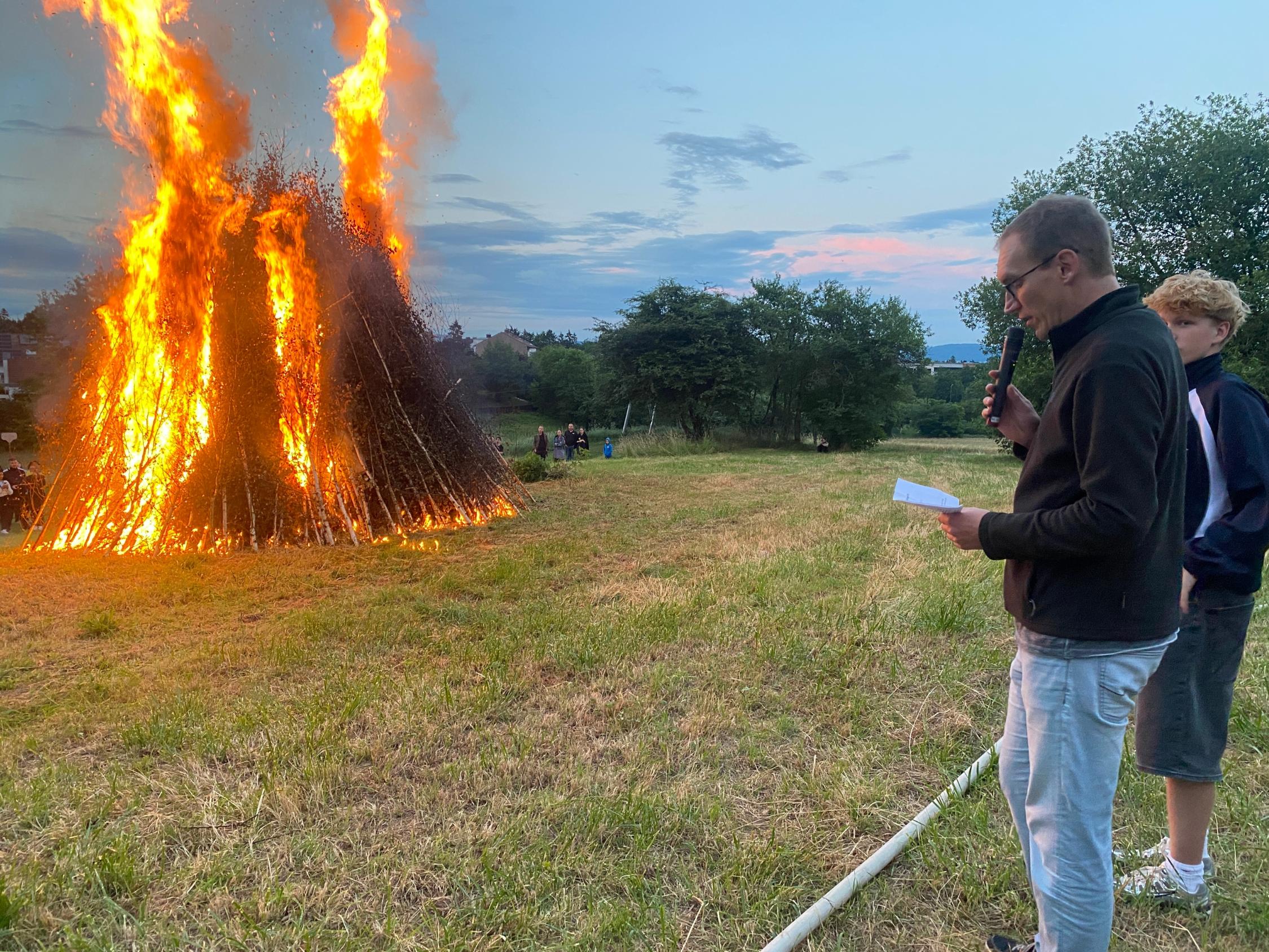 Pastoralreferent Christian Schneider spricht den Segen über das Johannisfeuer und alle Anwesenden.