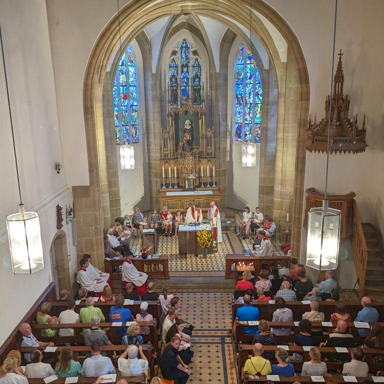 Voll besetzte Kirche beim Eröffnungsgottesdienst, der von den Pfarrern Björn Wagner und Helmut Hetzel geleitet wurde.