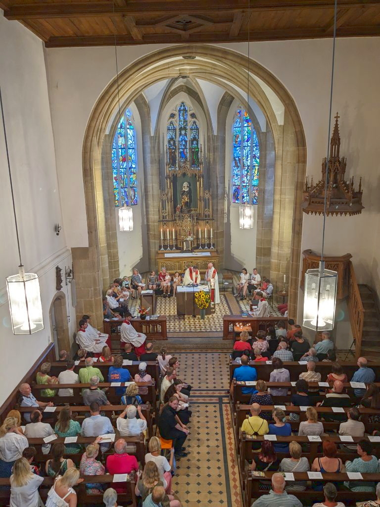 Voll besetzte Kirche beim Eröffnungsgottesdienst, der von den Pfarrern Björn Wagner und Helmut Hetzel geleitet wurde.