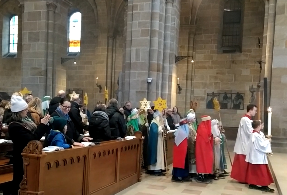 Feierlicher Einzug der Sternsinger.