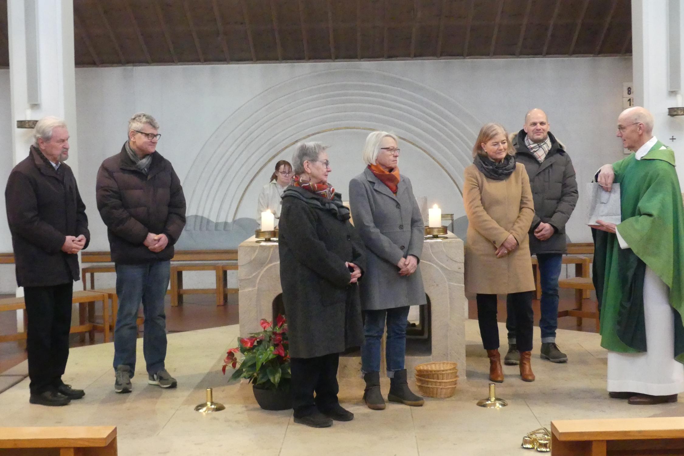 Mit einem kleinen Präsent dankt Pfarrer Helmut Hetzel den Mitgliedern der vergangenen Kirchenverwaltung und begrüßt die „Neuen“.