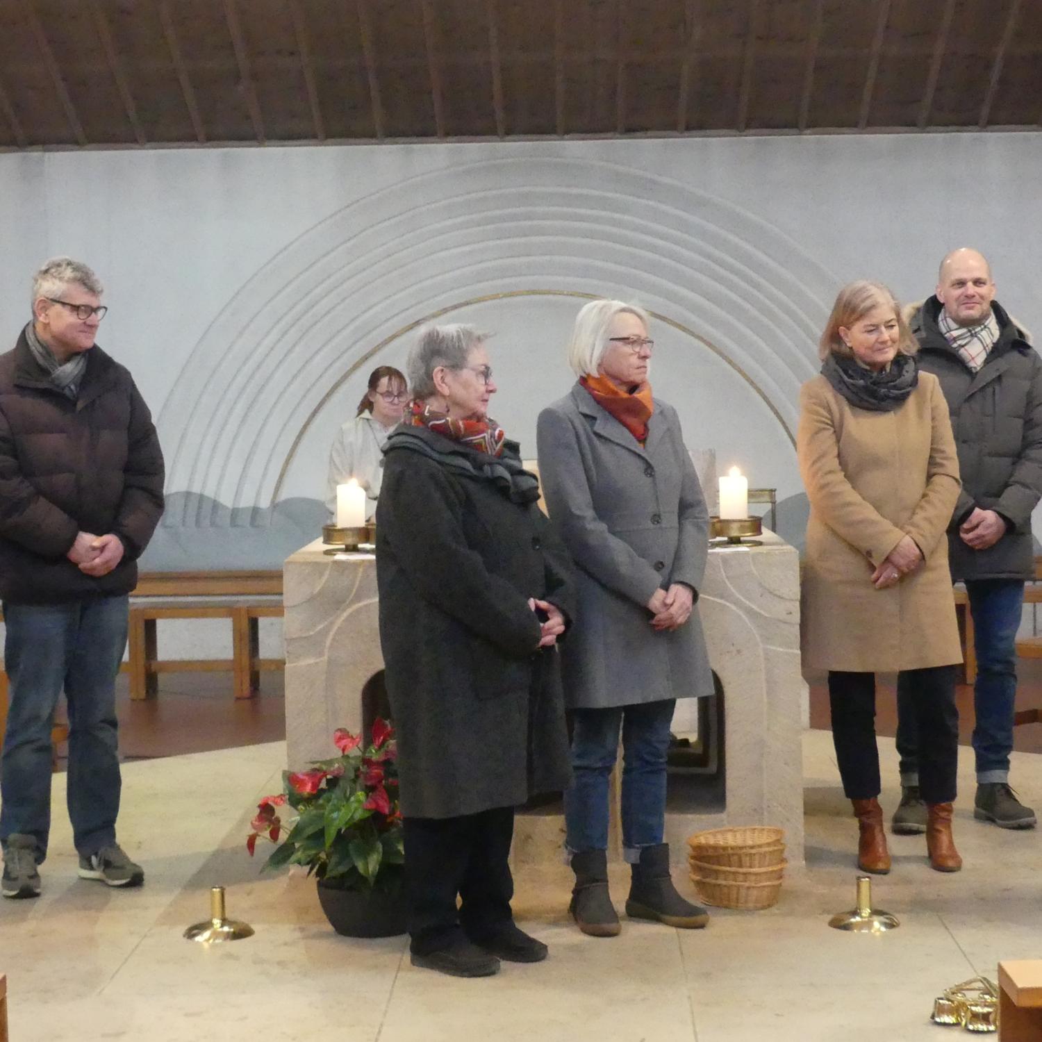 Mit einem kleinen Präsent dankt Pfarrer Helmut Hetzel den Mitgliedern der vergangenen Kirchenverwaltung und begrüßt die „Neuen“.