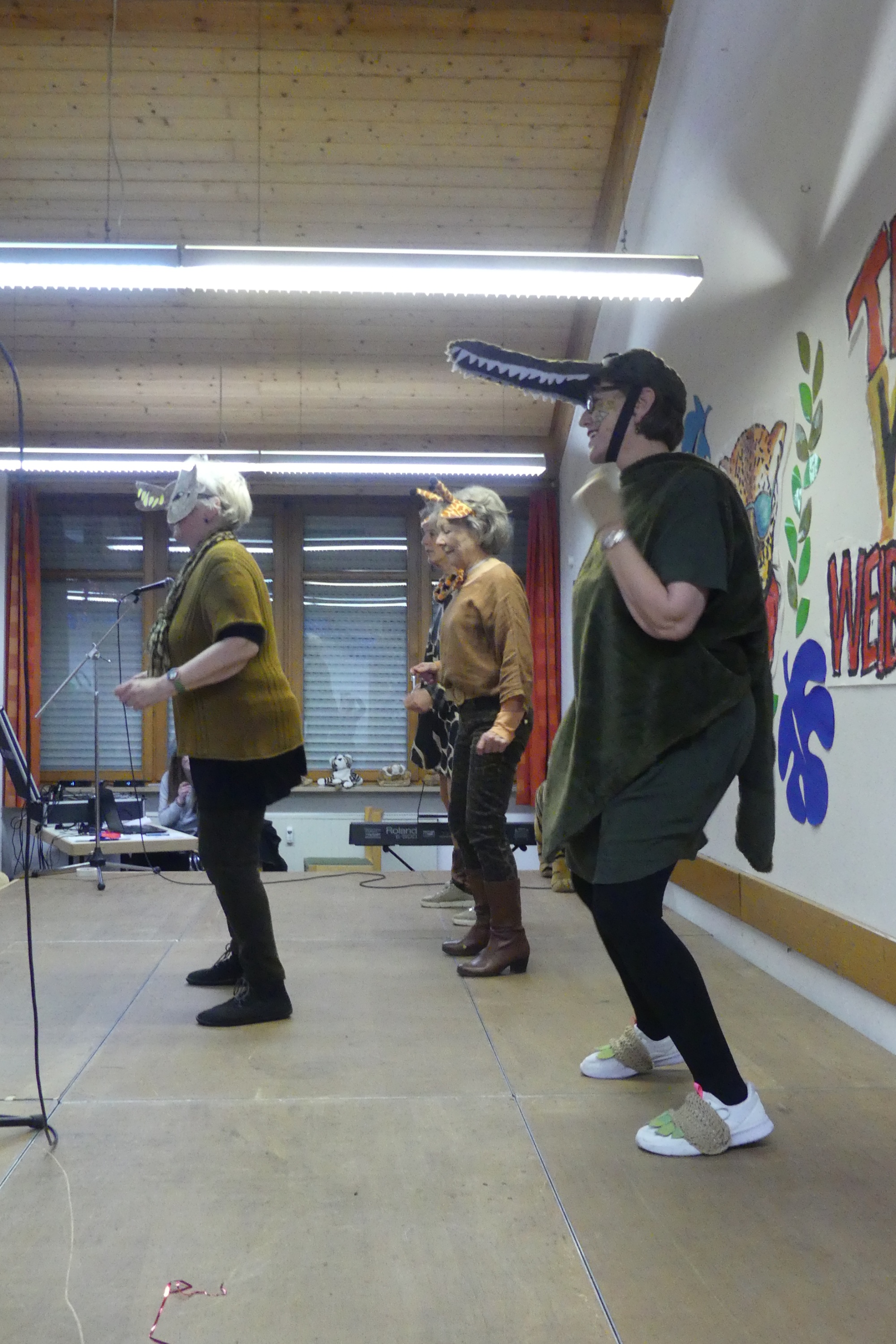 Pfarrer Helmut Hetzel erklärt den Gemeindemitgliedern die Aufgaben der Kirchenverwaltung.