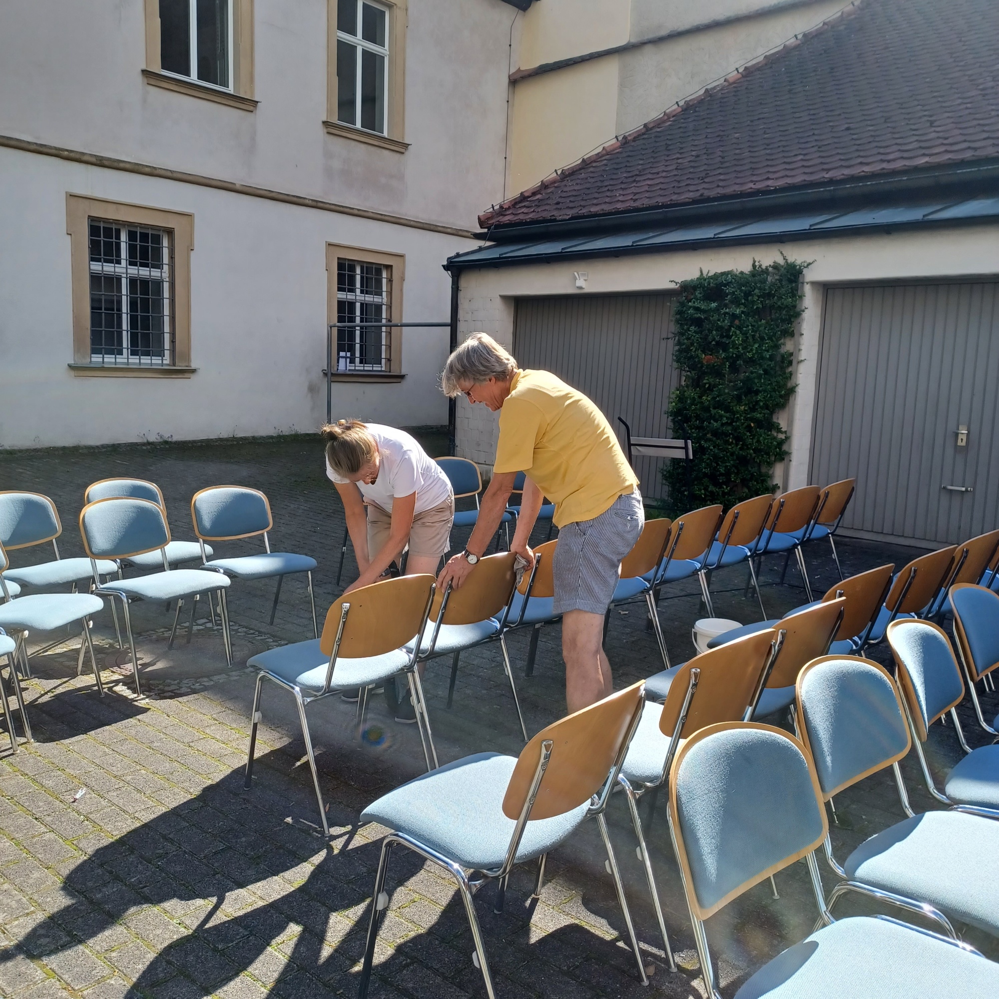 Die Stühle wurden Anfang August professionell gereinigt.