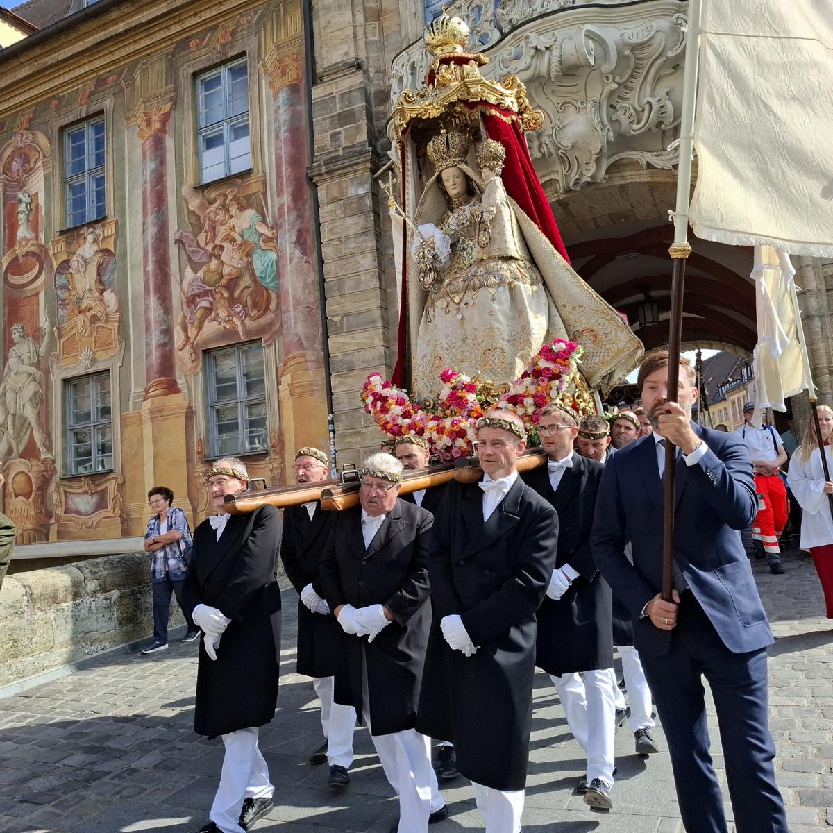 16 kräftige Männer trugen die Mutter-Gottes-Statue der Oberen Pfarre