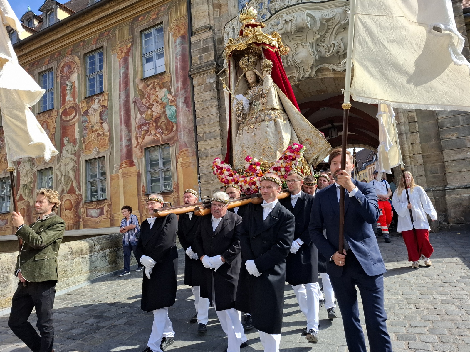 16 kräftige Männer trugen die Mutter-Gottes-Statue der Oberen Pfarre