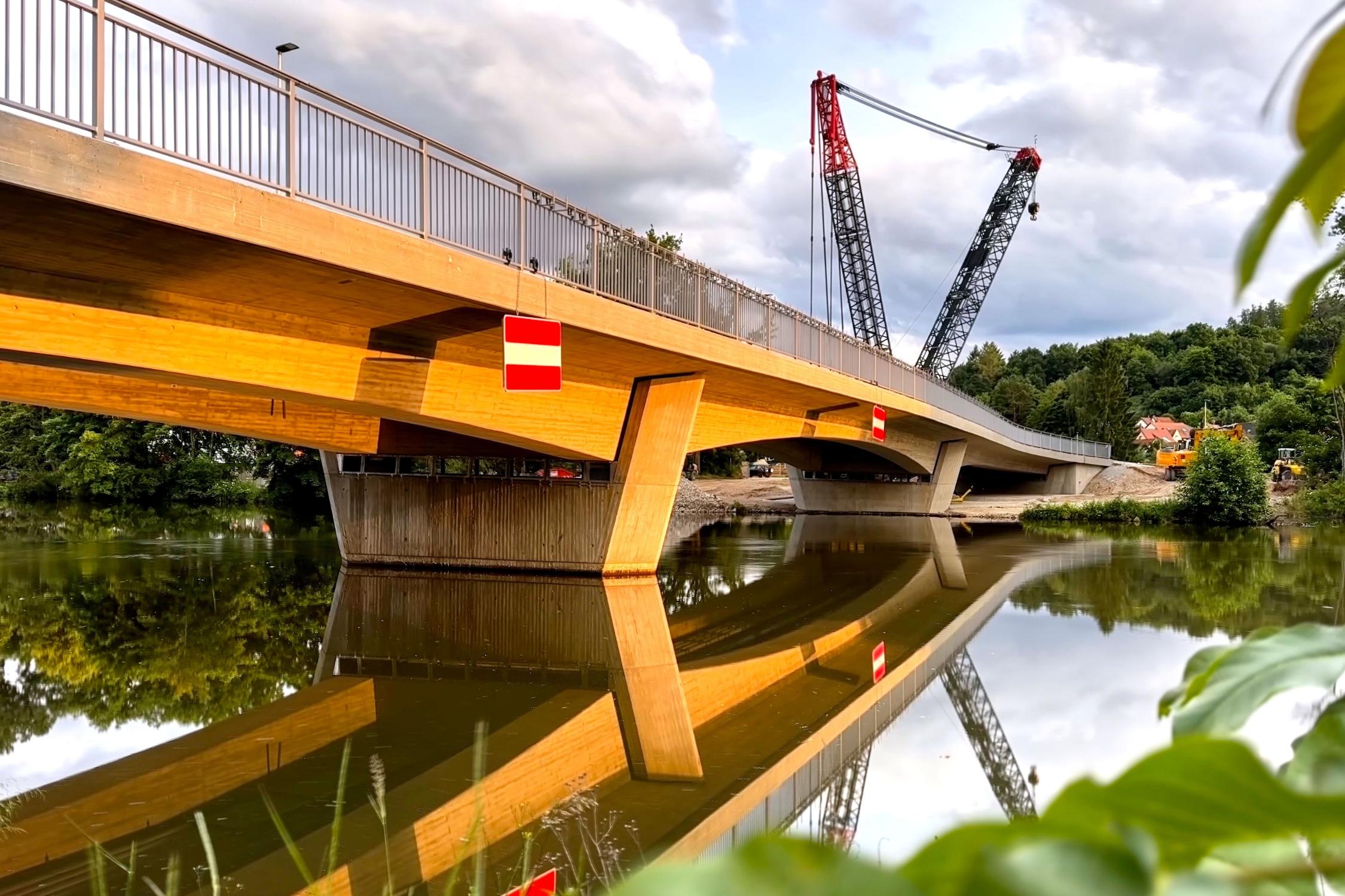 Die neue Buger Brücke schwingt sich im spätnachmittäglichen Licht galant über die Regnitz.