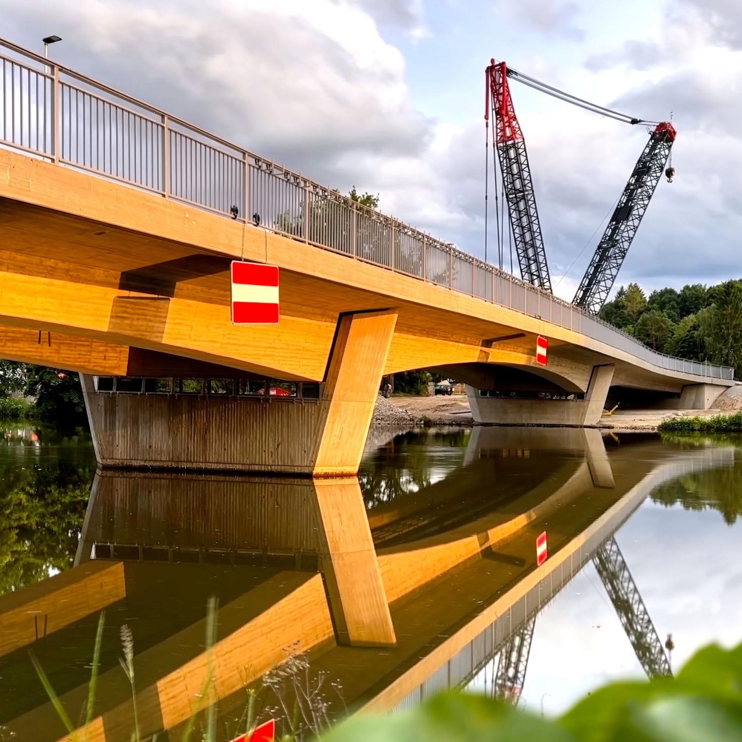 Die neue Buger Brücke schwingt sich im spätnachmittäglichen Licht galant über die Regnitz.