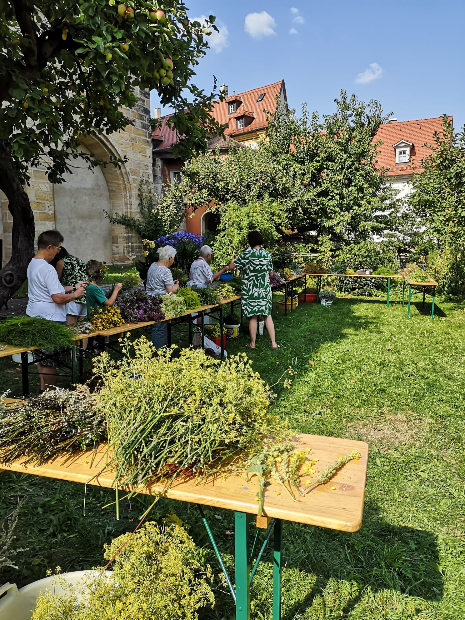 Impressionen der Kräuterbuschenaktion 2025