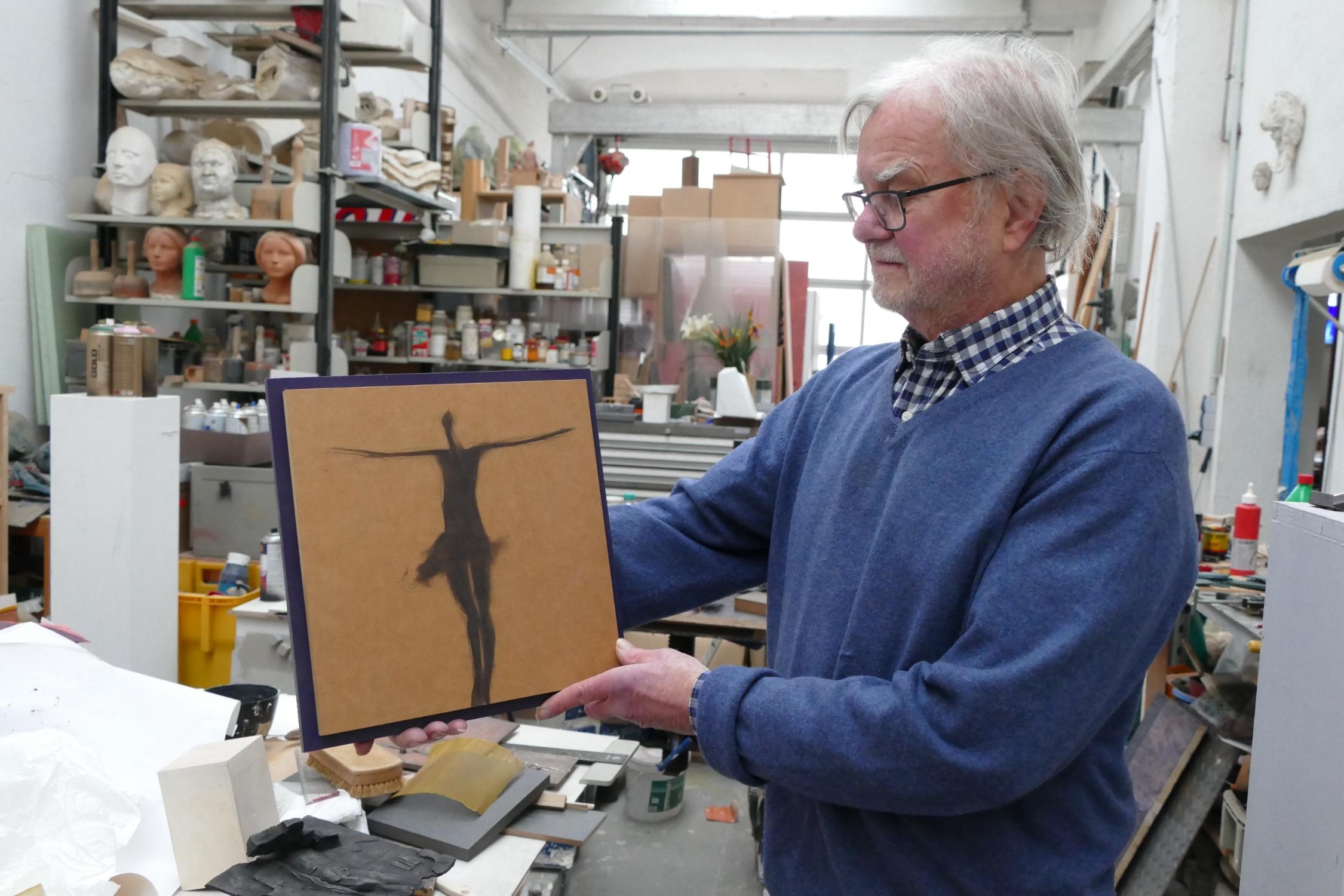 Albert Ultsch zeigt in seinem Atelier eines der Exponate: Der Corpus Christi ohne Kreuz und Marterwerkzeuge.