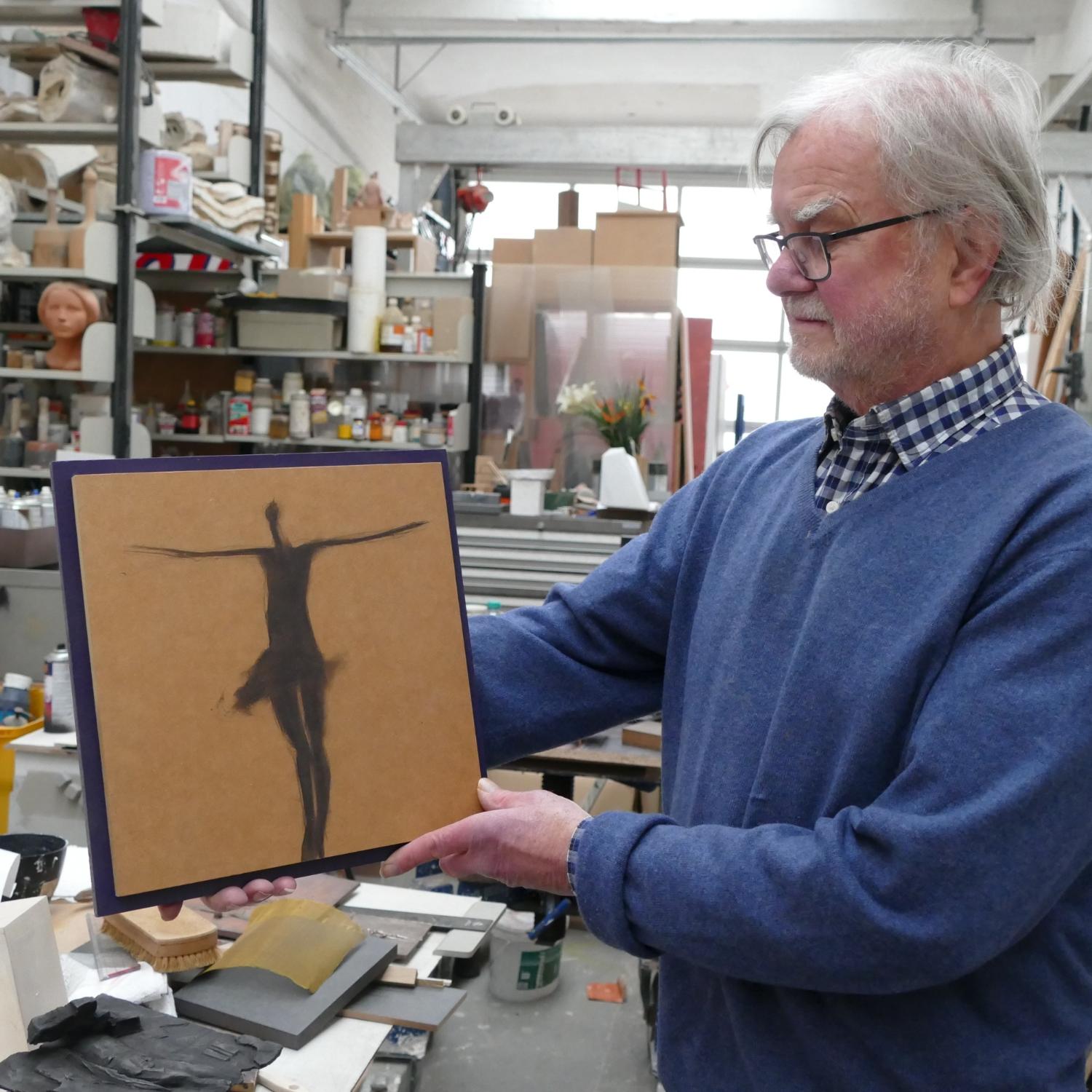 Albert Ultsch zeigt in seinem Atelier eines der Exponate: Der Corpus Christi ohne Kreuz und Marterwerkzeuge.