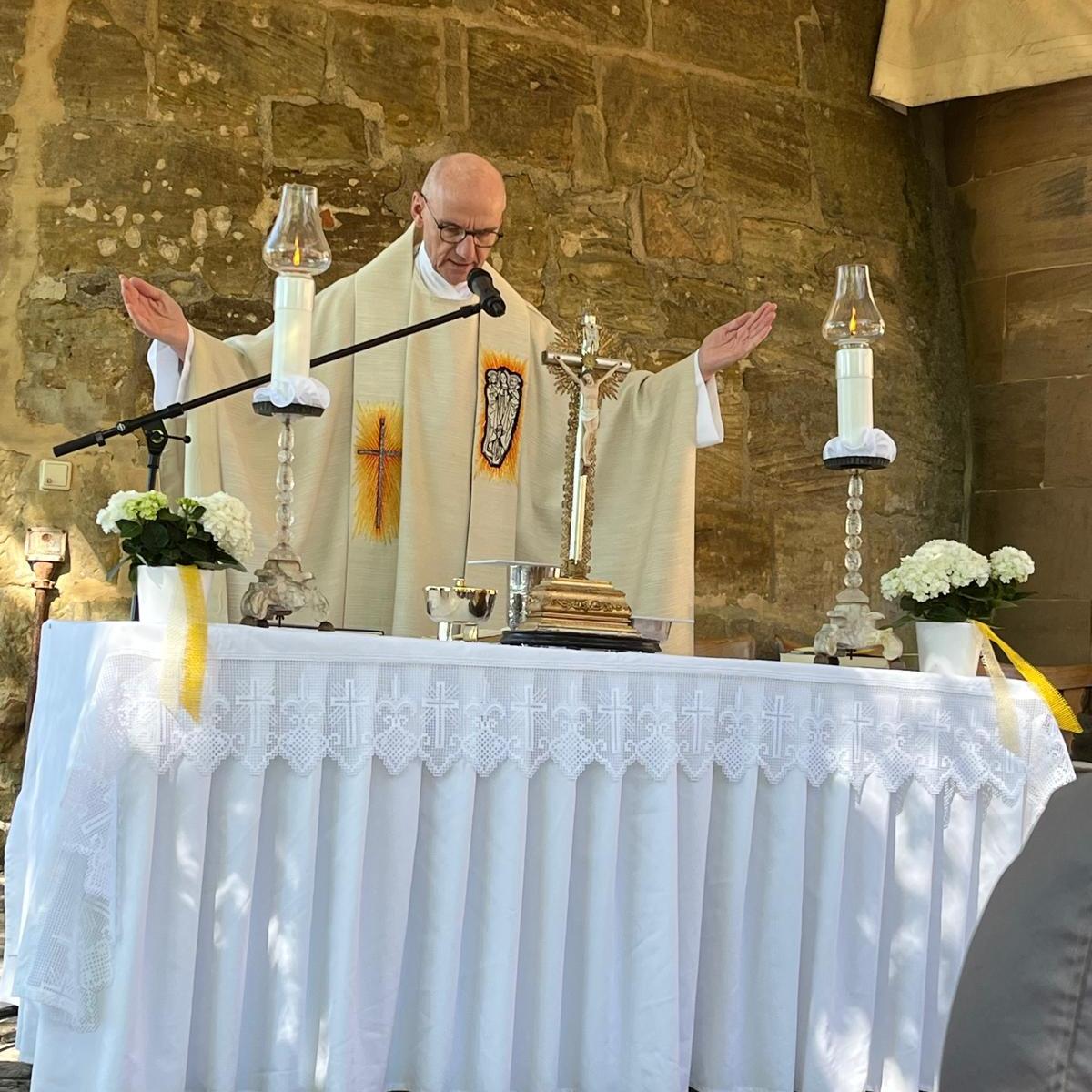 Pfarrer Helmut Hetzel zelebriert den Altenburggottesdienst.