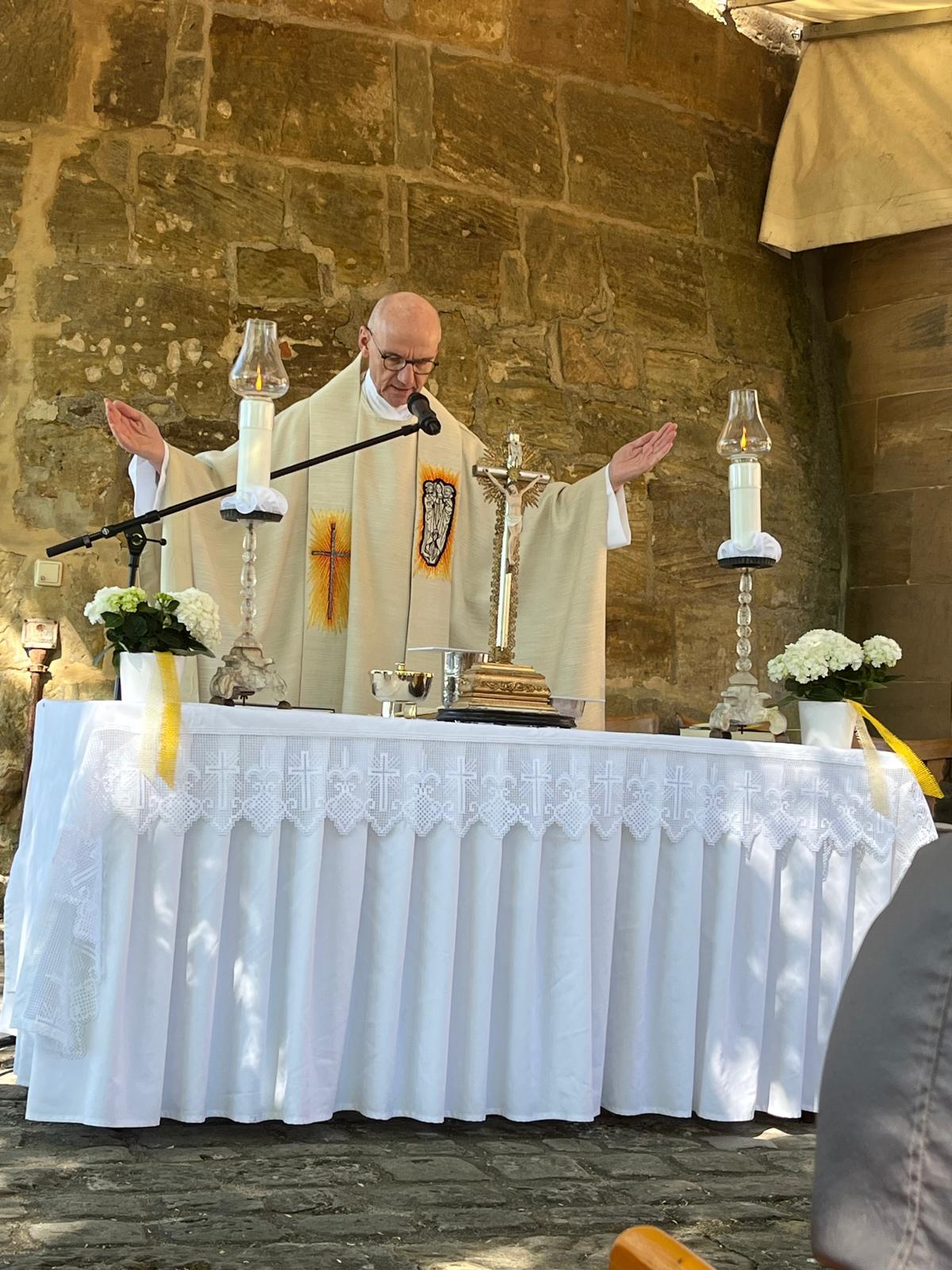 Pfarrer Helmut Hetzel zelebriert den Altenburggottesdienst.
