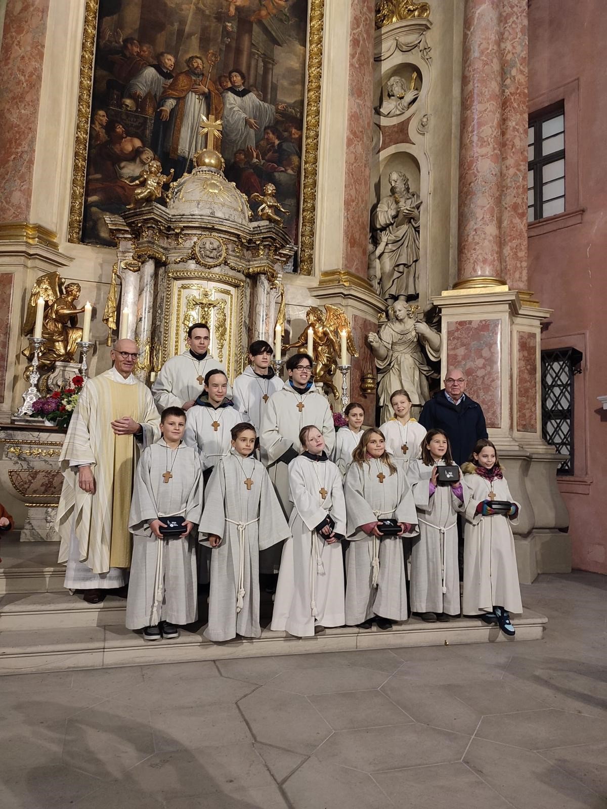 In St. Martin wurde neue Ministrantinnen und Ministranten in den Dienst aufgenommen.