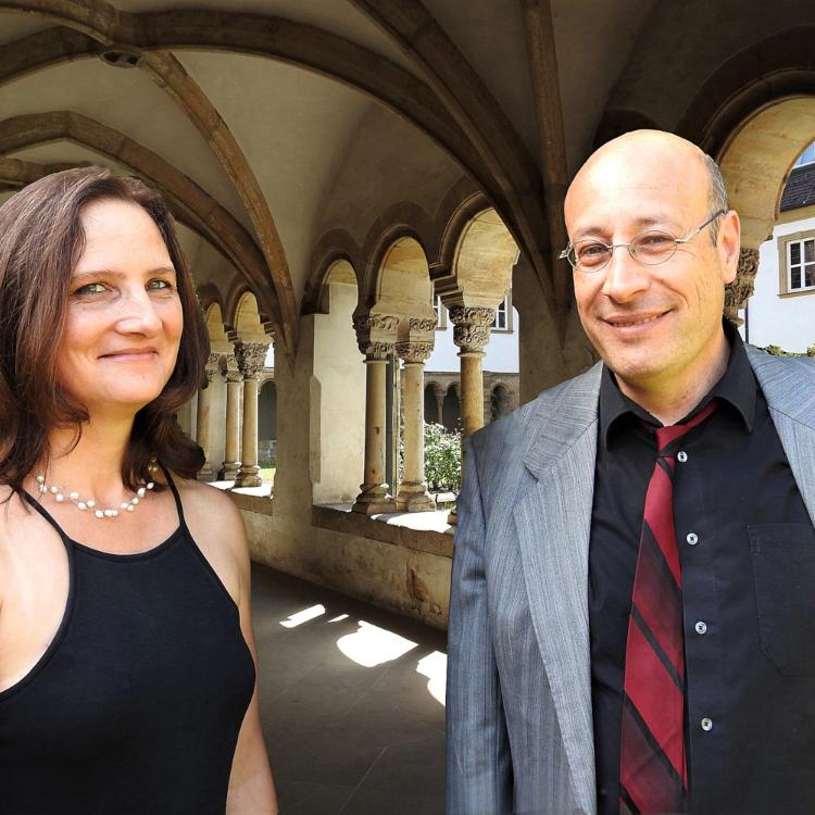 Das Ensemble In Paradisum (Terezie Kosmáková & Markus Sperlein) lädt zur Musik in St. Jakob ein.