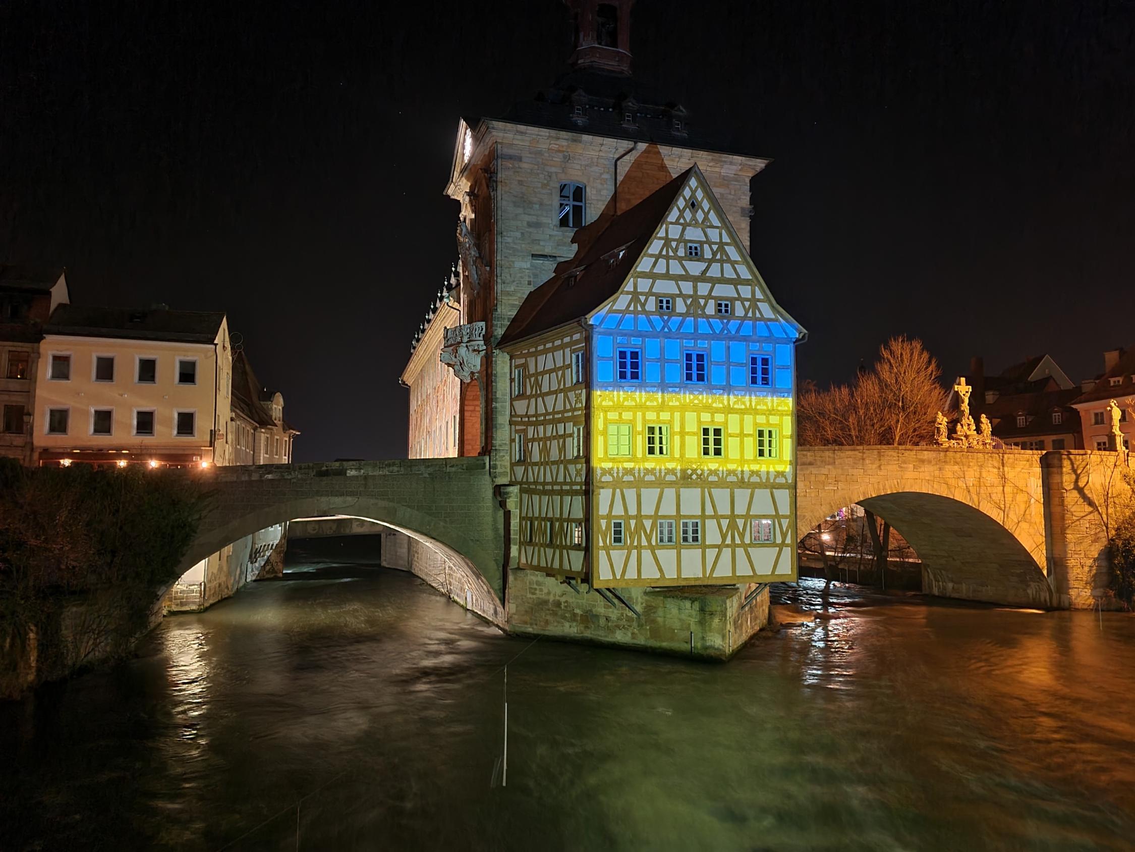 Altes Rathaus in Ukrainefarben