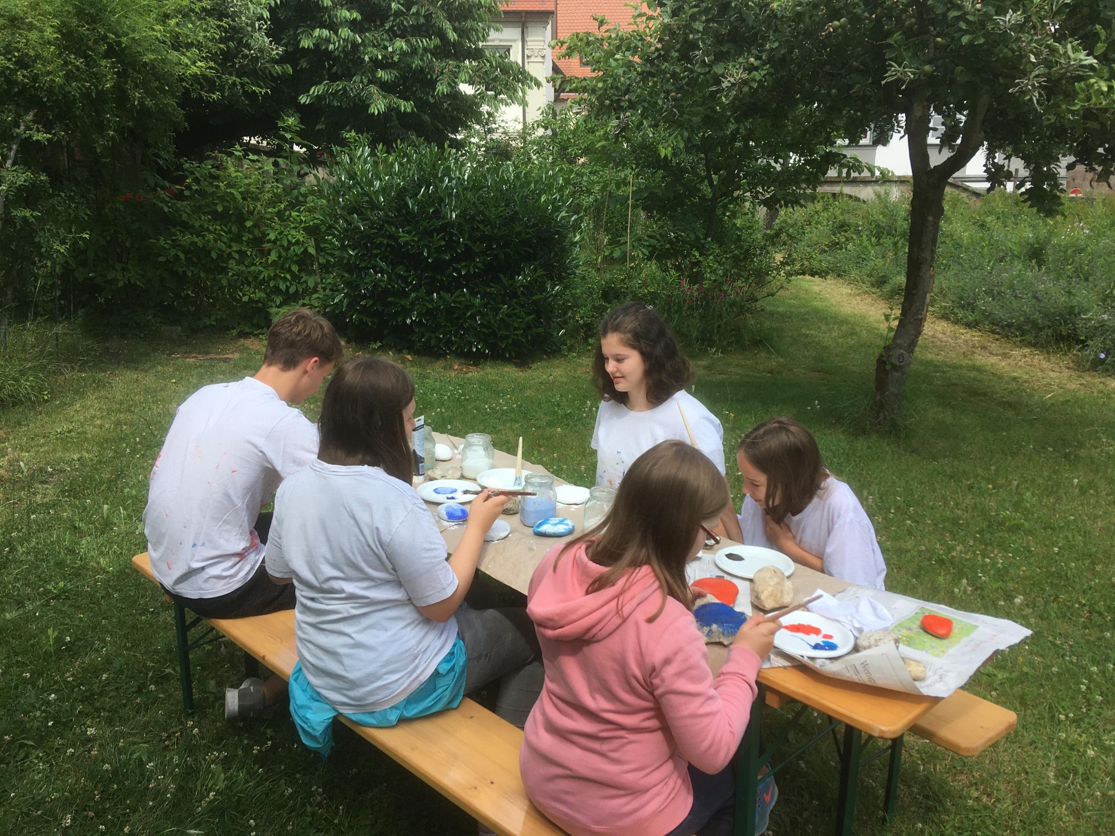 Steinemalaktion im Pfarrgarten