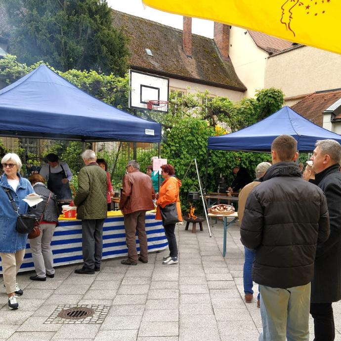 Nach den Gottesdiensten bildet sich meist eine lange Schlange beim Bratwurst-Stand.