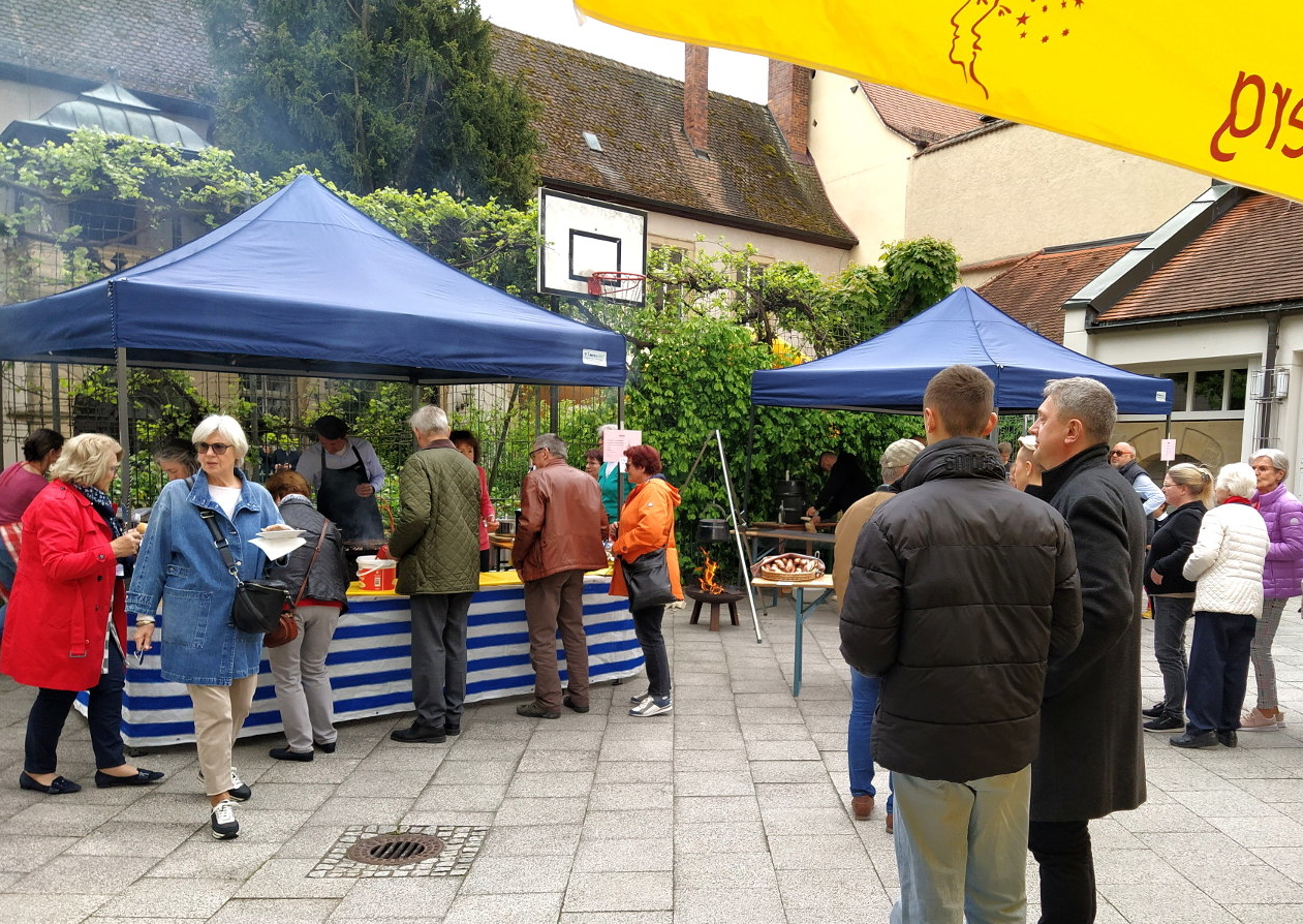 Nach den Gottesdiensten bildet sich meist eine lange Schlange beim Bratwurst-Stand.