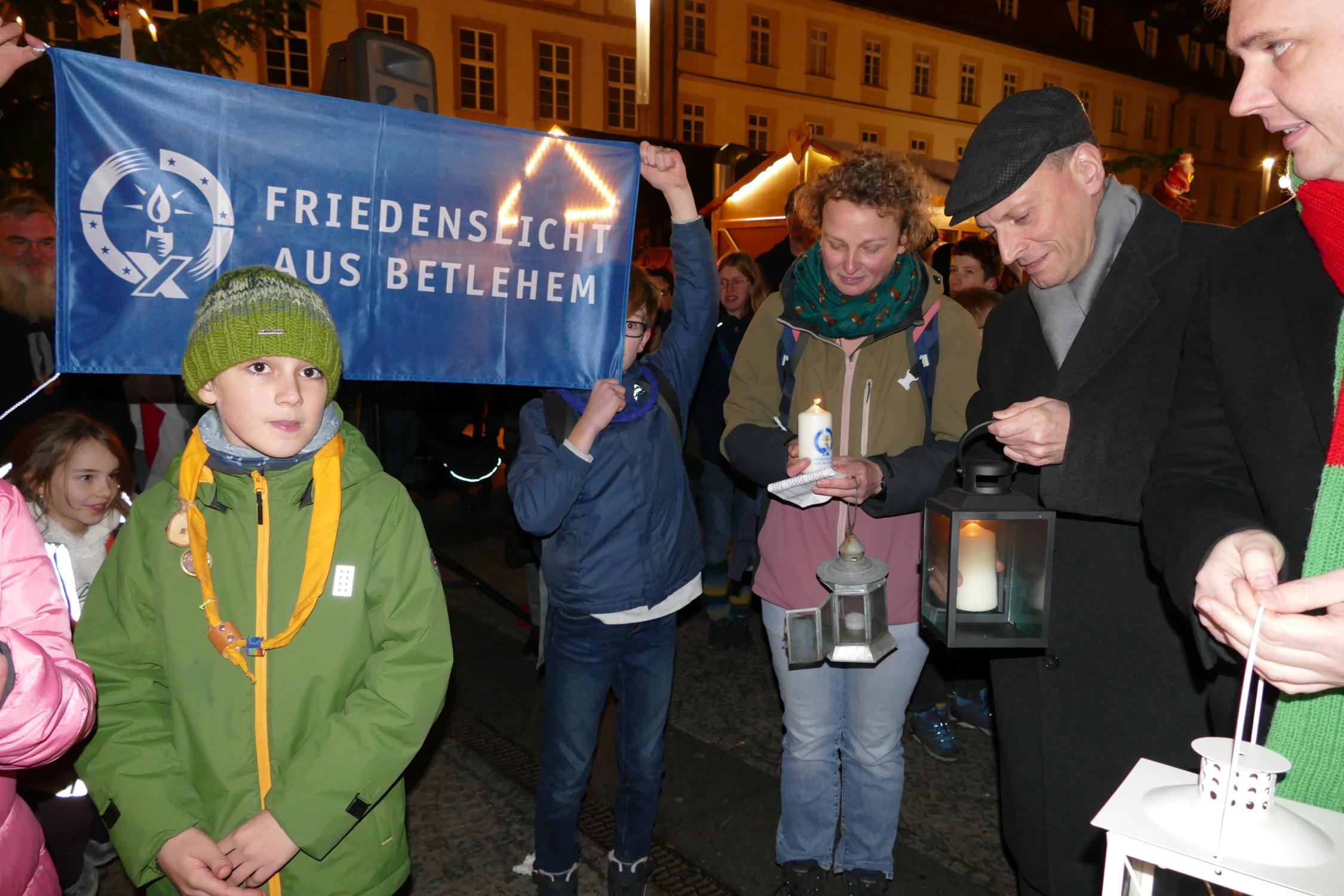 Pfadfinder übergaben das Friedenslicht an den künftigen Erzbischof Herwig Gössl, an Bürgermeister Jonas Glüsenkamp und Gemeindereferentin Stephanie Eckstein.