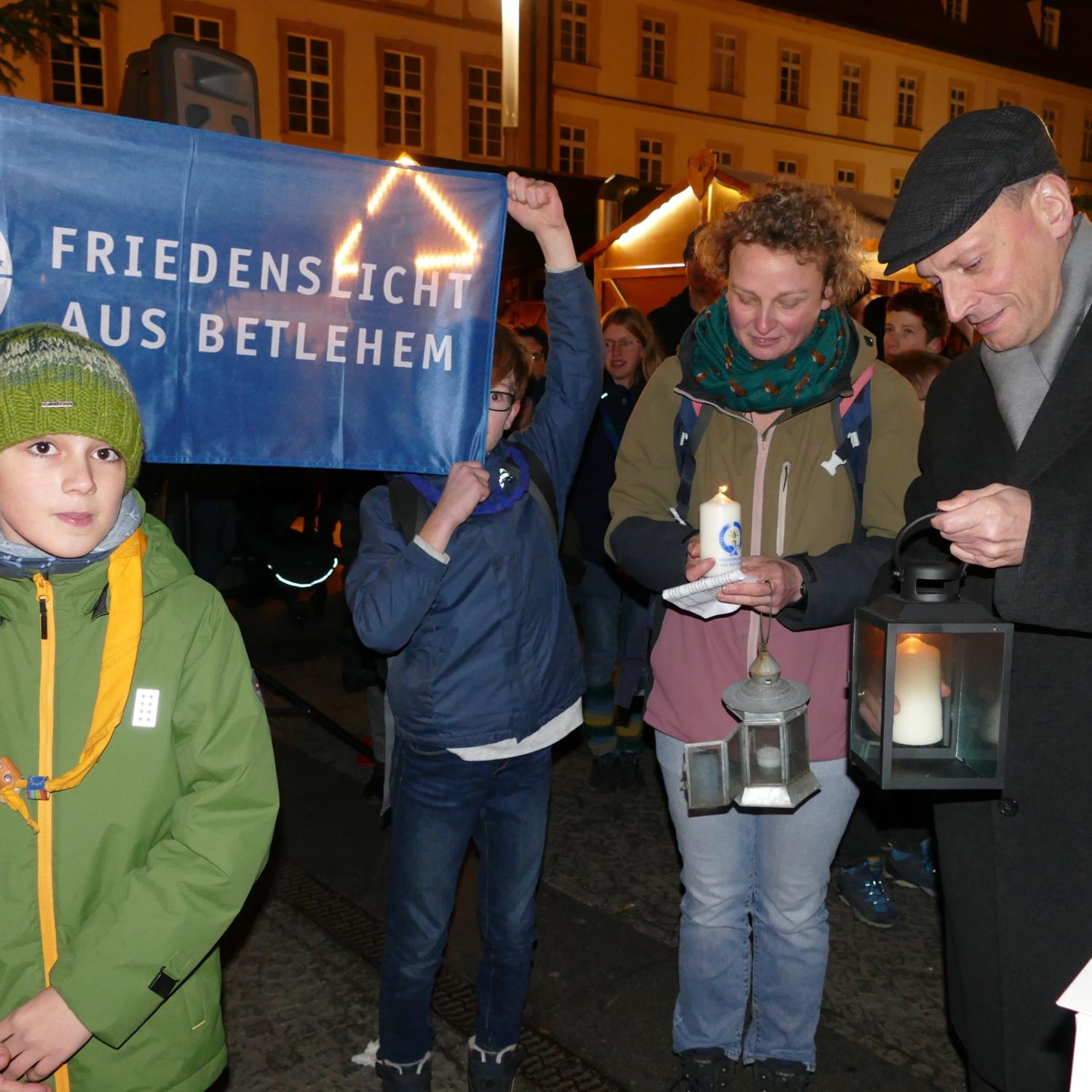 Pfadfinder übergaben das Friedenslicht an den künftigen Erzbischof Herwig Gössl, an Bürgermeister Jonas Glüsenkamp und Gemeindereferentin Stephanie Eckstein.