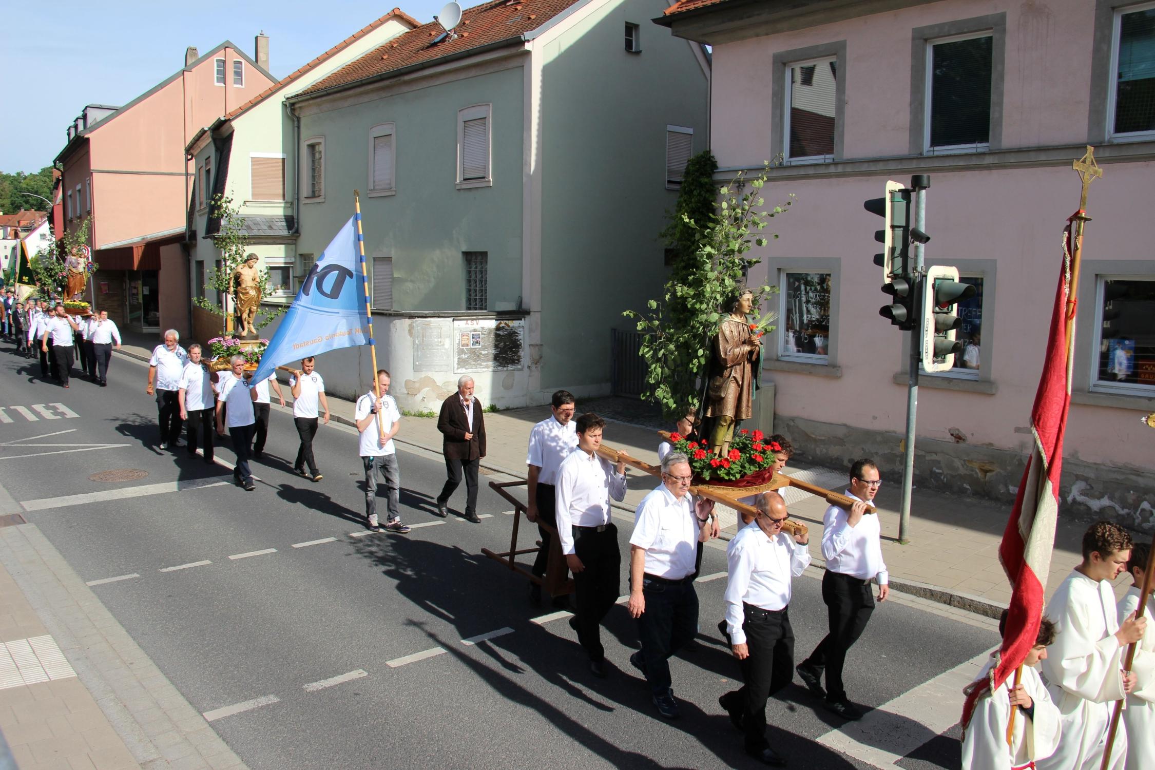 Zahlreiche Prozessionsfiguren wurden mitgeführt.