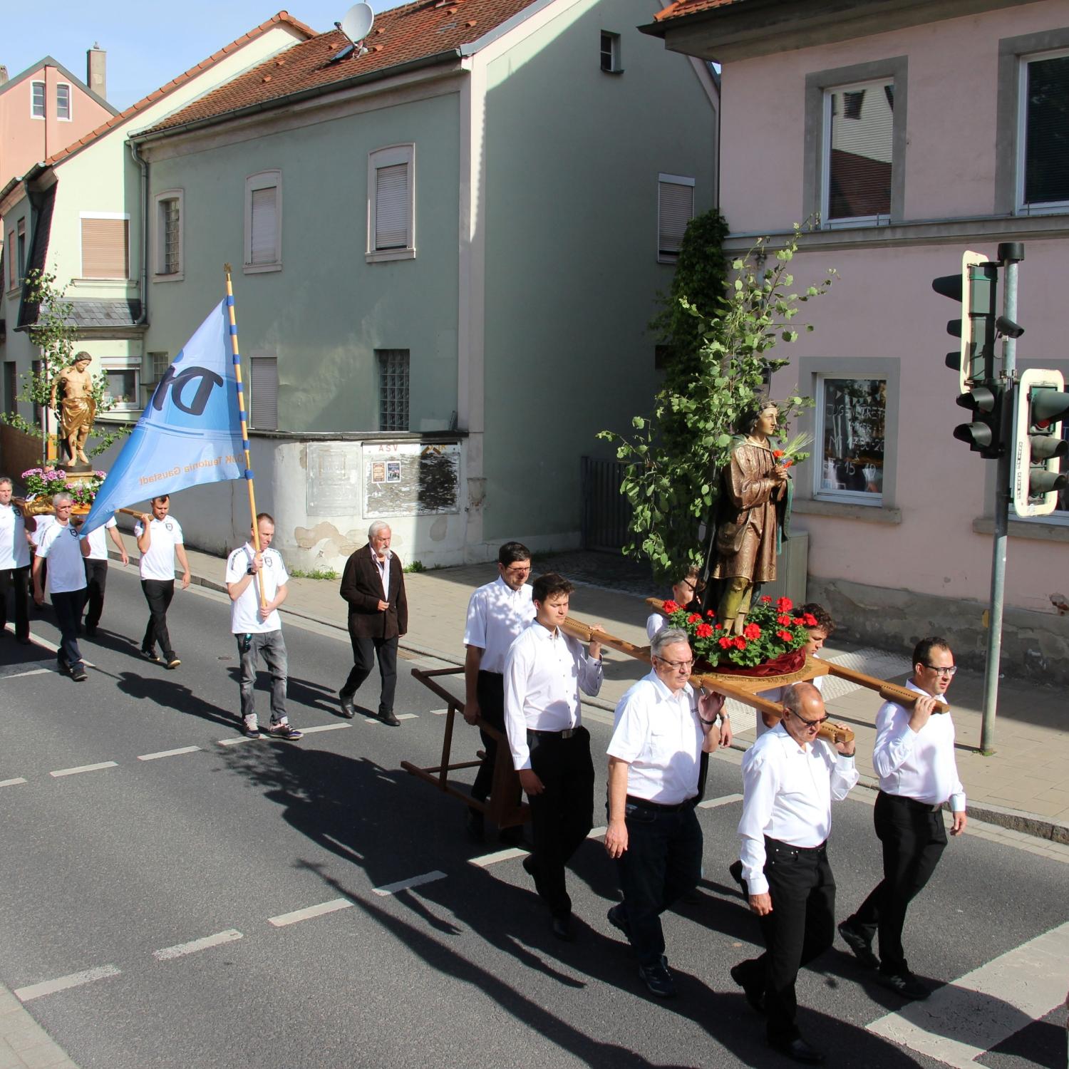 Zahlreiche Prozessionsfiguren wurden mitgeführt.