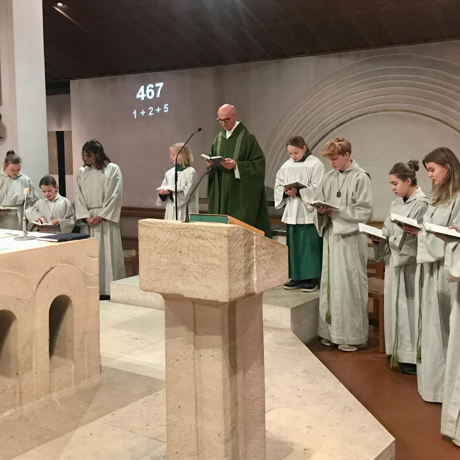 Dem diesjährigen Gottesdienst zum Dank an alle ehrenamtlichen Helferinnen und Helfer der Pfarrei Unsere Liebe Frau stand Pfarrer Helmut Hetzel vor, unterstützt von vielen Ministrierenden aus der gesamten Pfarrei.