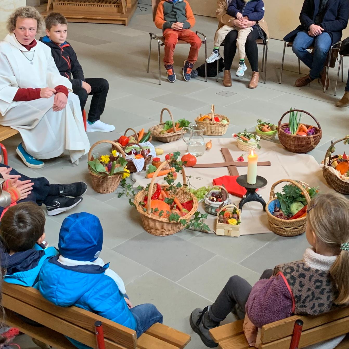 Die Körbchen mit vielen Früchten nehmen das Kreuz mit Herz in die Mitte – den schönen Kindergottesdienst in der Nagelkapelle gestaltete Gemeindereferentin Stephanie Eckstein.