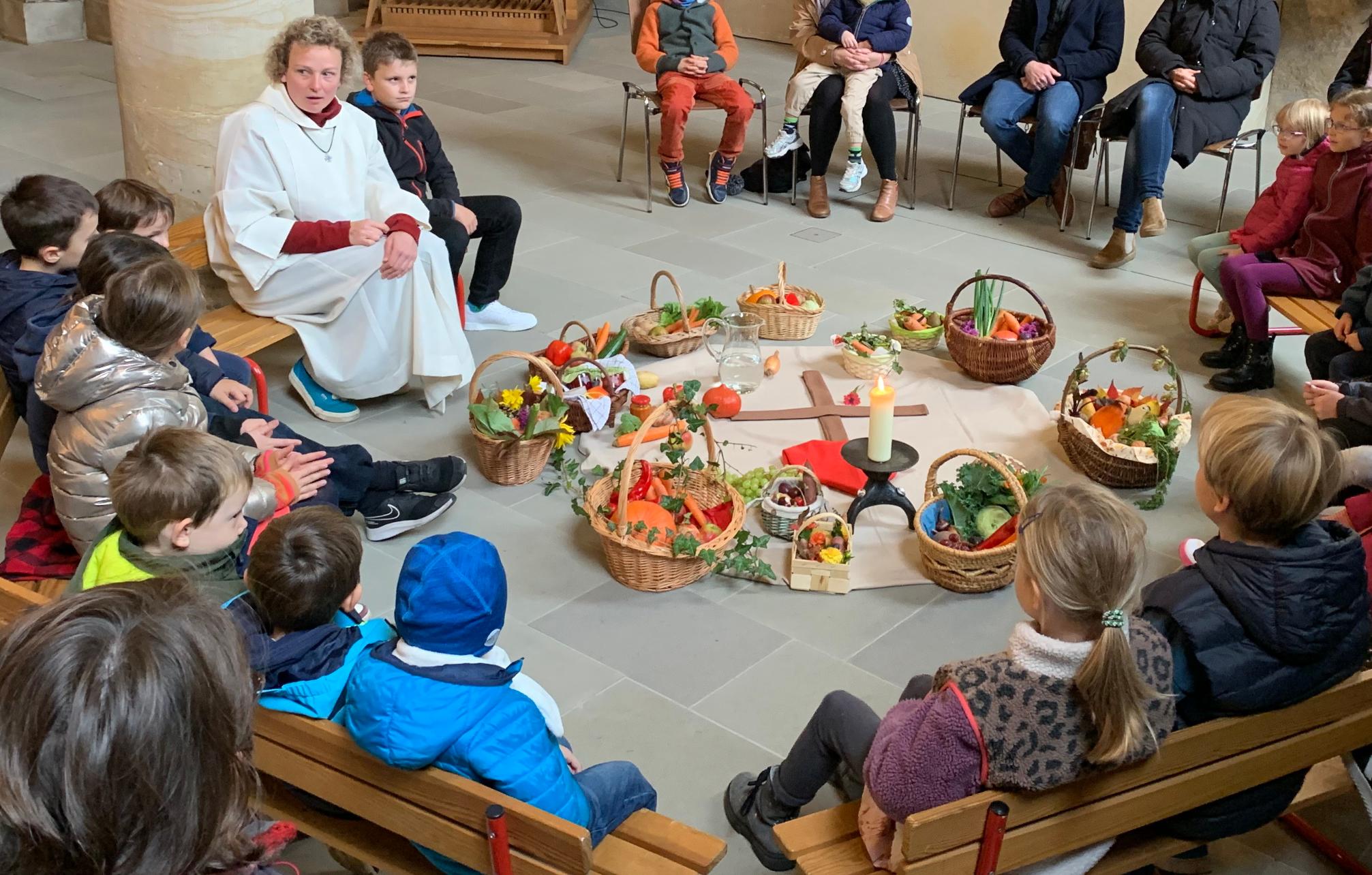 Die Körbchen mit vielen Früchten nehmen das Kreuz mit Herz in die Mitte – den schönen Kindergottesdienst in der Nagelkapelle gestaltete Gemeindereferentin Stephanie Eckstein.