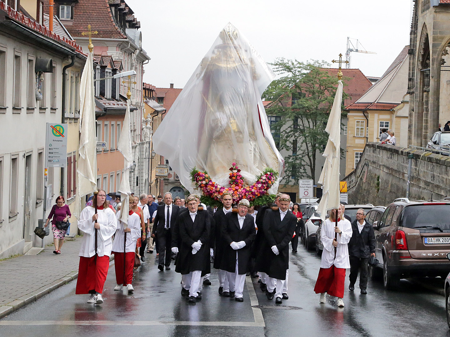 Geschützt vor Regen wurde die Muttergottes wieder zurück in die Obere Pfarre gebracht.