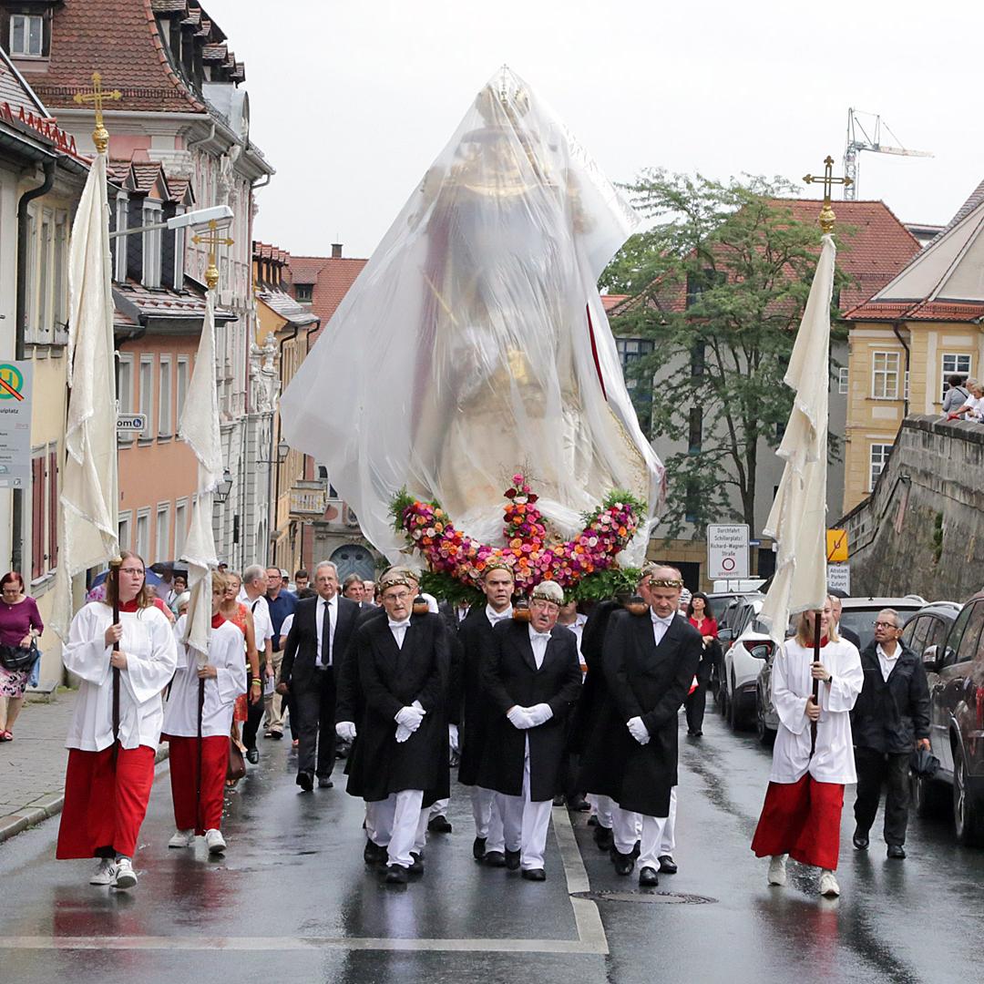 Geschützt vor Regen wurde die Muttergottes wieder zurück in die Obere Pfarre gebracht.