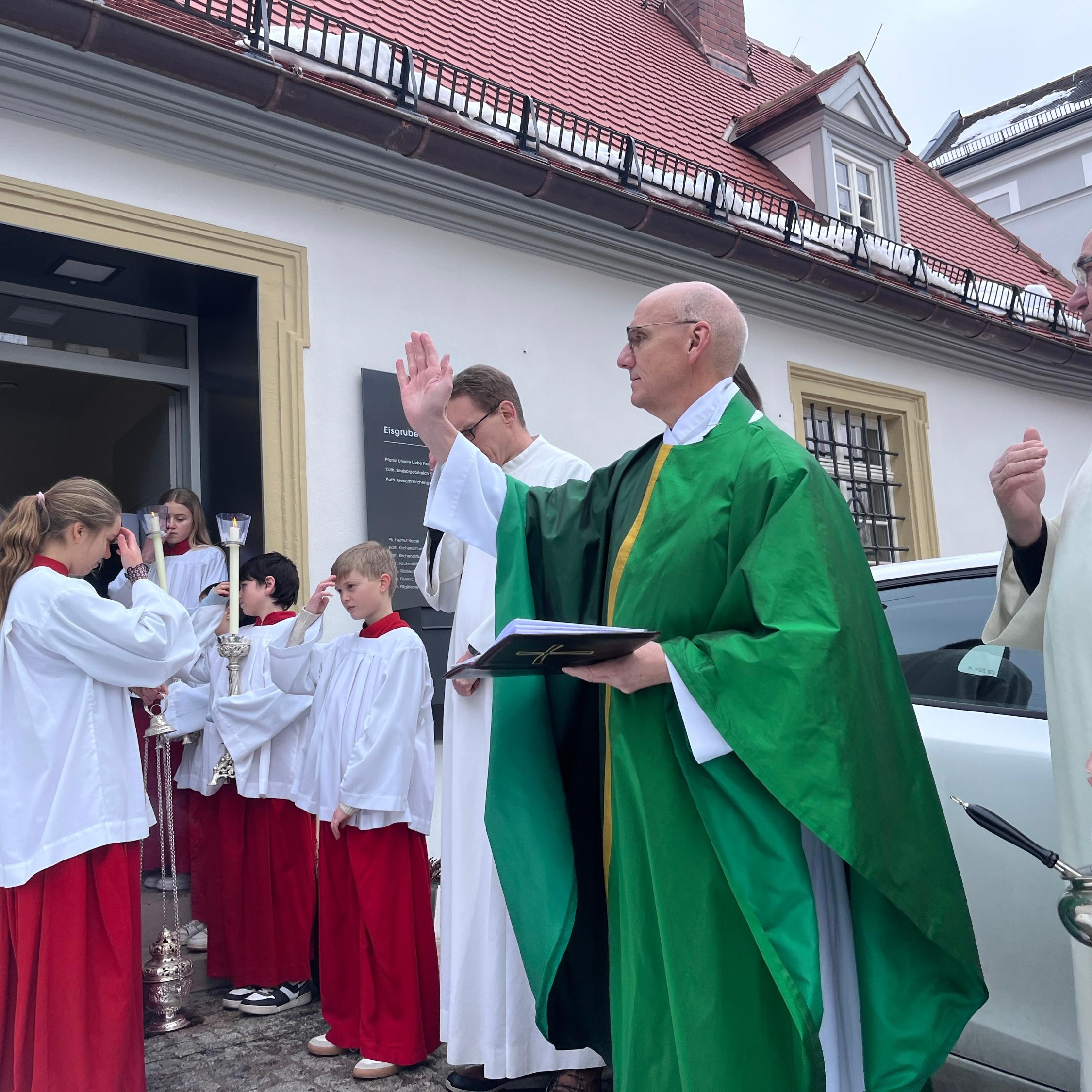 Segnung des Verwaltungssitzes durch Pfarrer Helmut Hetzel.