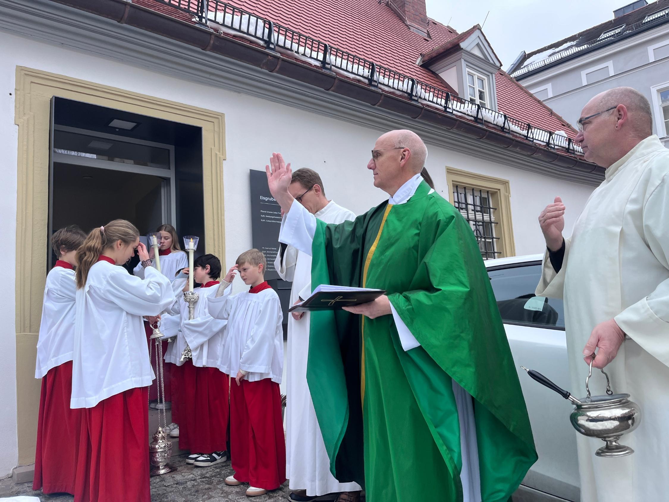 Segnung des Verwaltungssitzes durch Pfarrer Helmut Hetzel.
