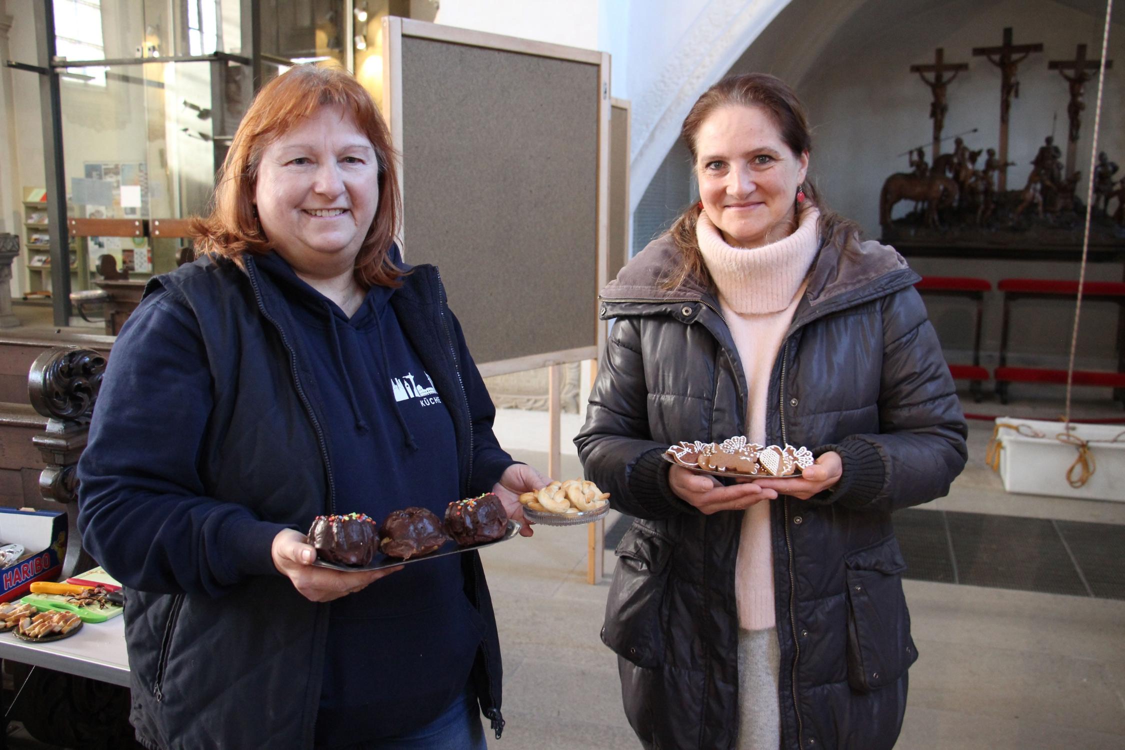 Roswitha Deuber (l.) und Terezie Kosmáková mit den kleinen Kuchen und Lebkuchen für die Hochzeitsdarstellung.