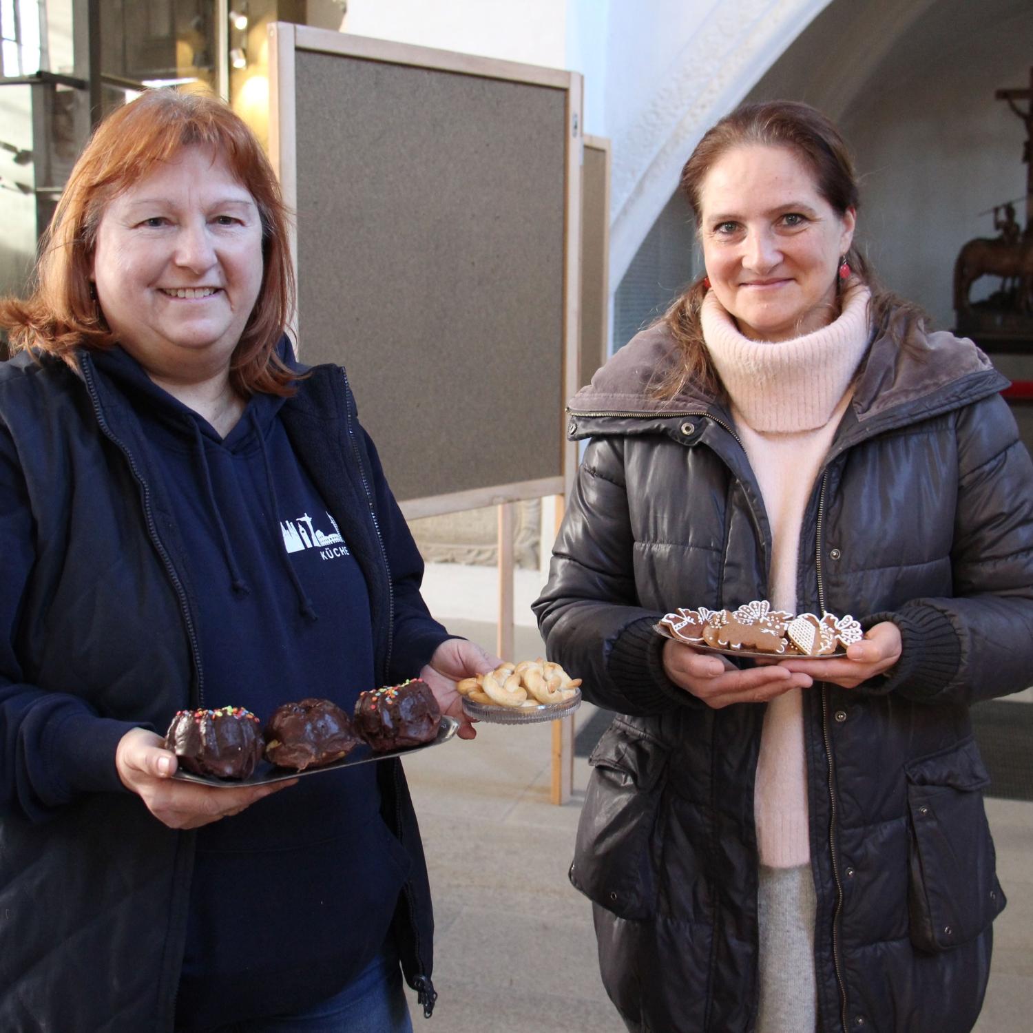 Roswitha Deuber (l.) und Terezie Kosmáková mit den kleinen Kuchen und Lebkuchen für die Hochzeitsdarstellung.