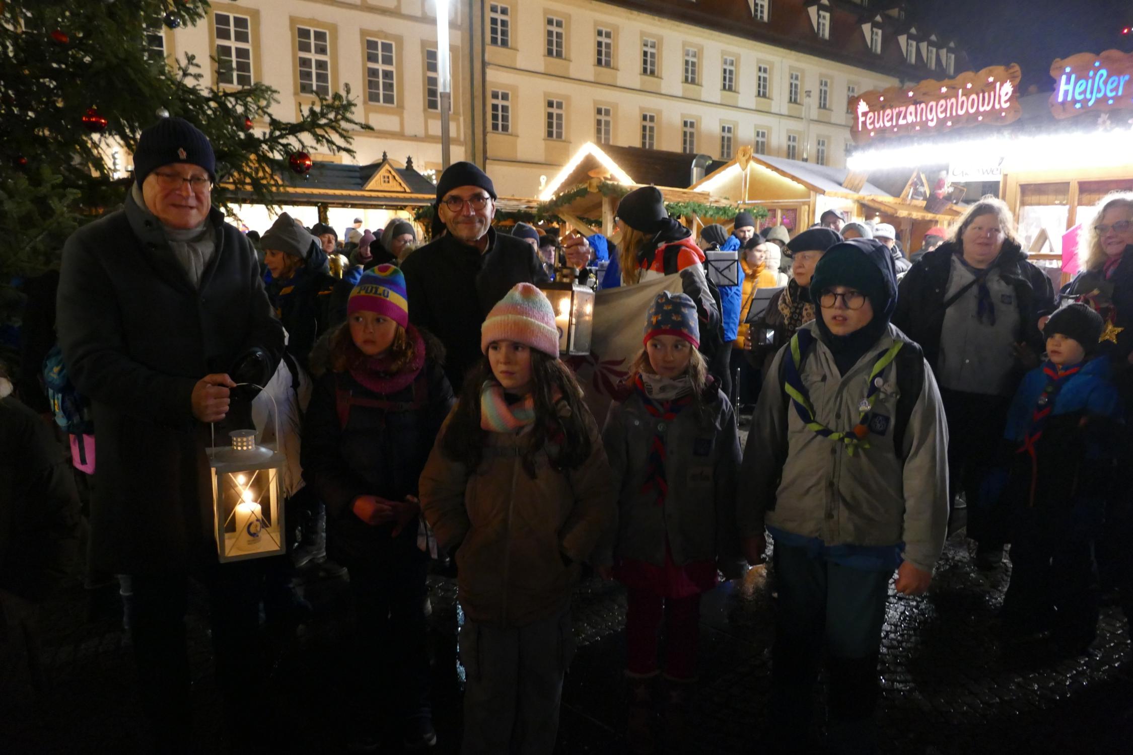 Oberbürgermeister Andreas Starke und Dekan Roland Huth bekamen von den Pfadfinderverbänden als erste Bamberger das Friedenslicht.