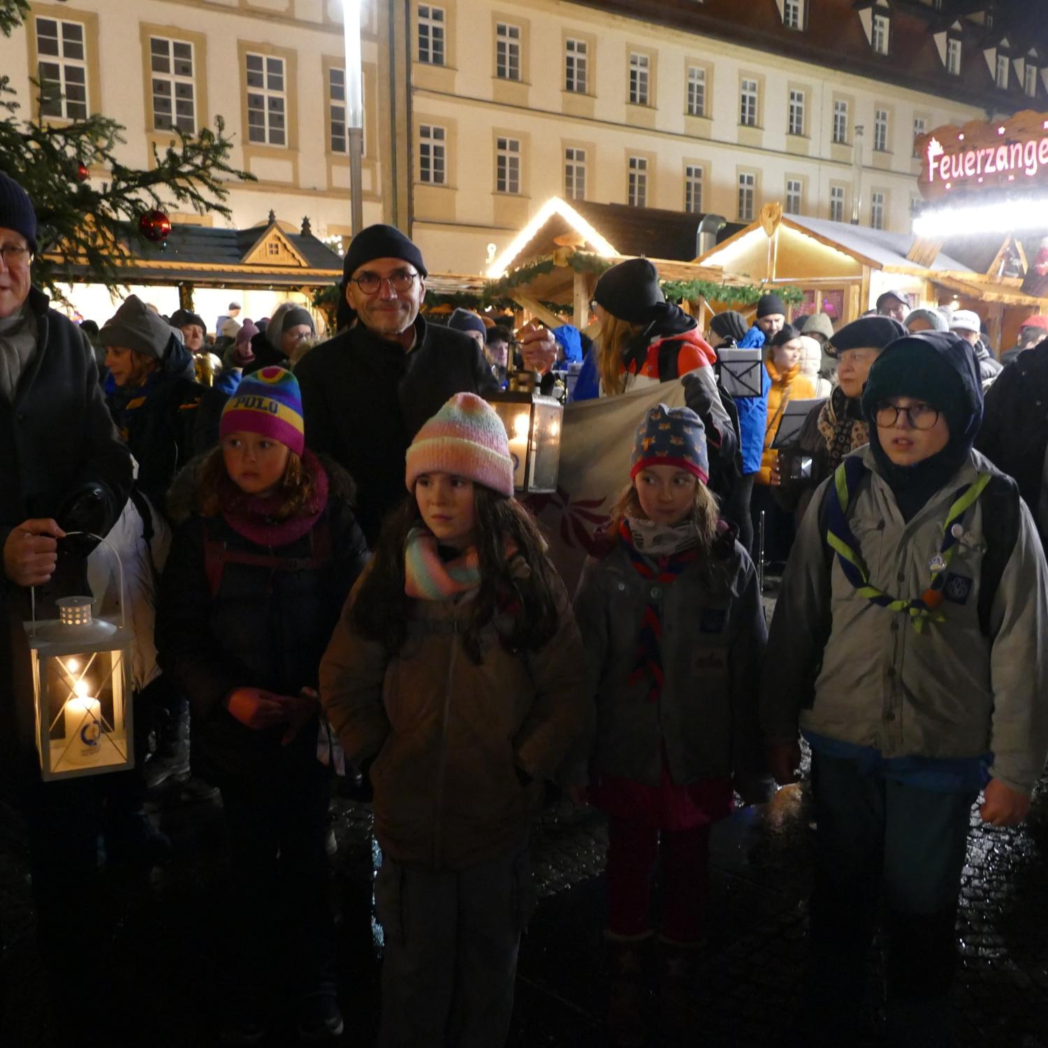 Oberbürgermeister Andreas Starke und Dekan Roland Huth bekamen von den Pfadfinderverbänden als erste Bamberger das Friedenslicht.