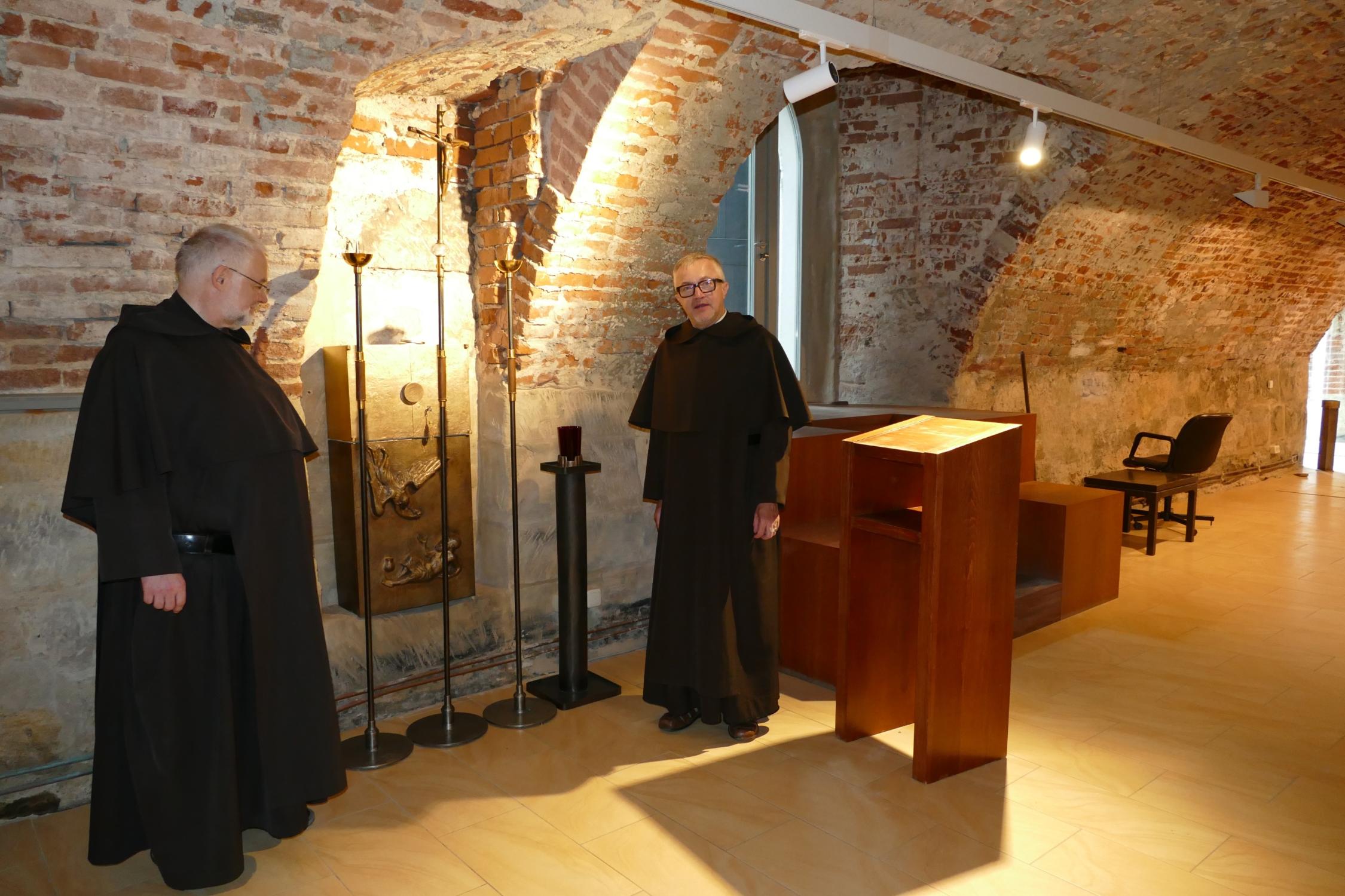 Prior Pater Klemens August Droste (links) und Mesner Frater Bonifatius Dittrich sorgen dafür, dass das Ausweichquartier Klosterladen für Gottesdienste liturgiegerecht eingerichtet wird.
