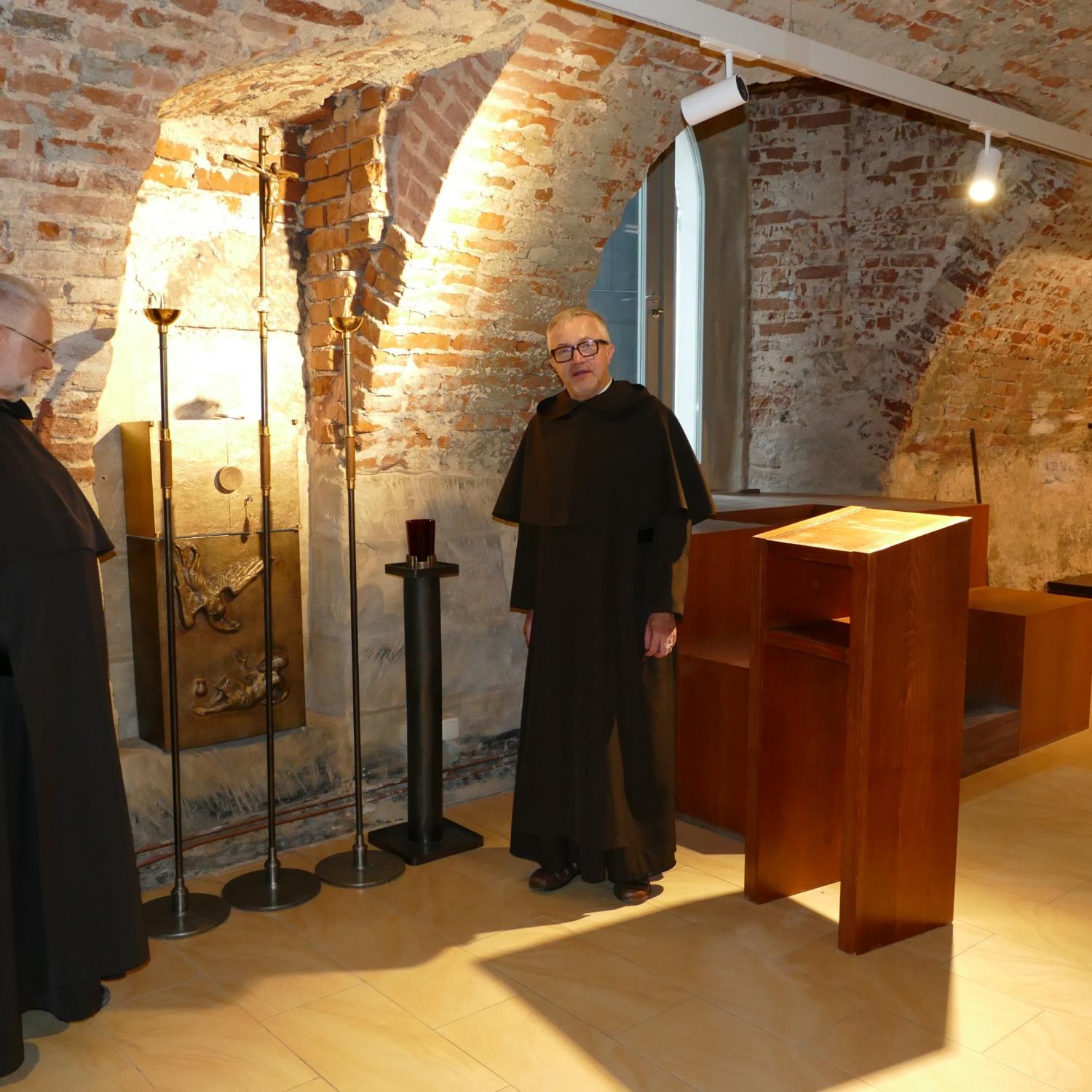Prior Pater Klemens August Droste (links) und Mesner Frater Bonifatius Dittrich sorgen dafür, dass das Ausweichquartier Klosterladen für Gottesdienste liturgiegerecht eingerichtet wird.