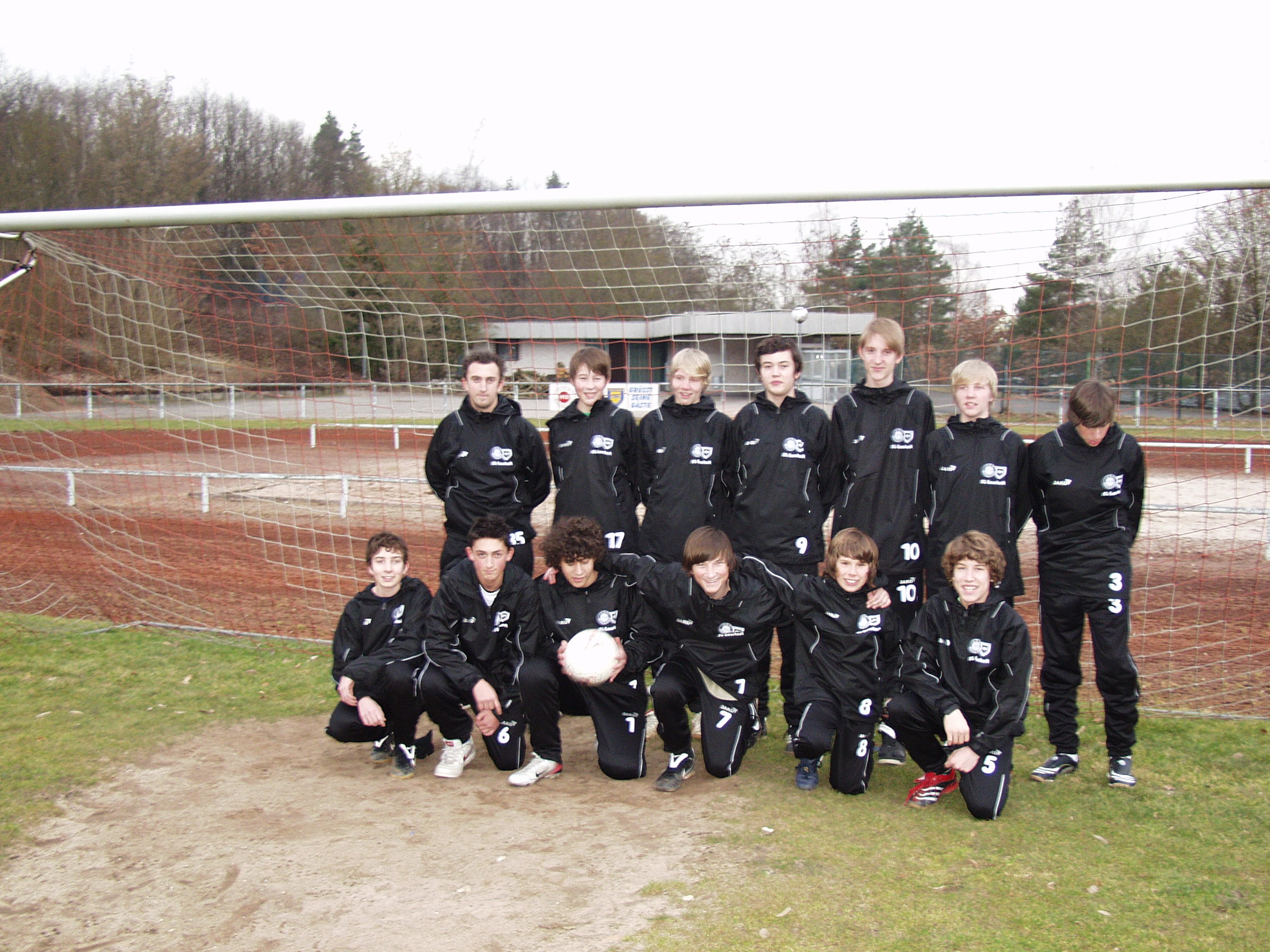 Mannschaftsbild der C-Junioren des ASV Gaustadt auf dem Sportplatz