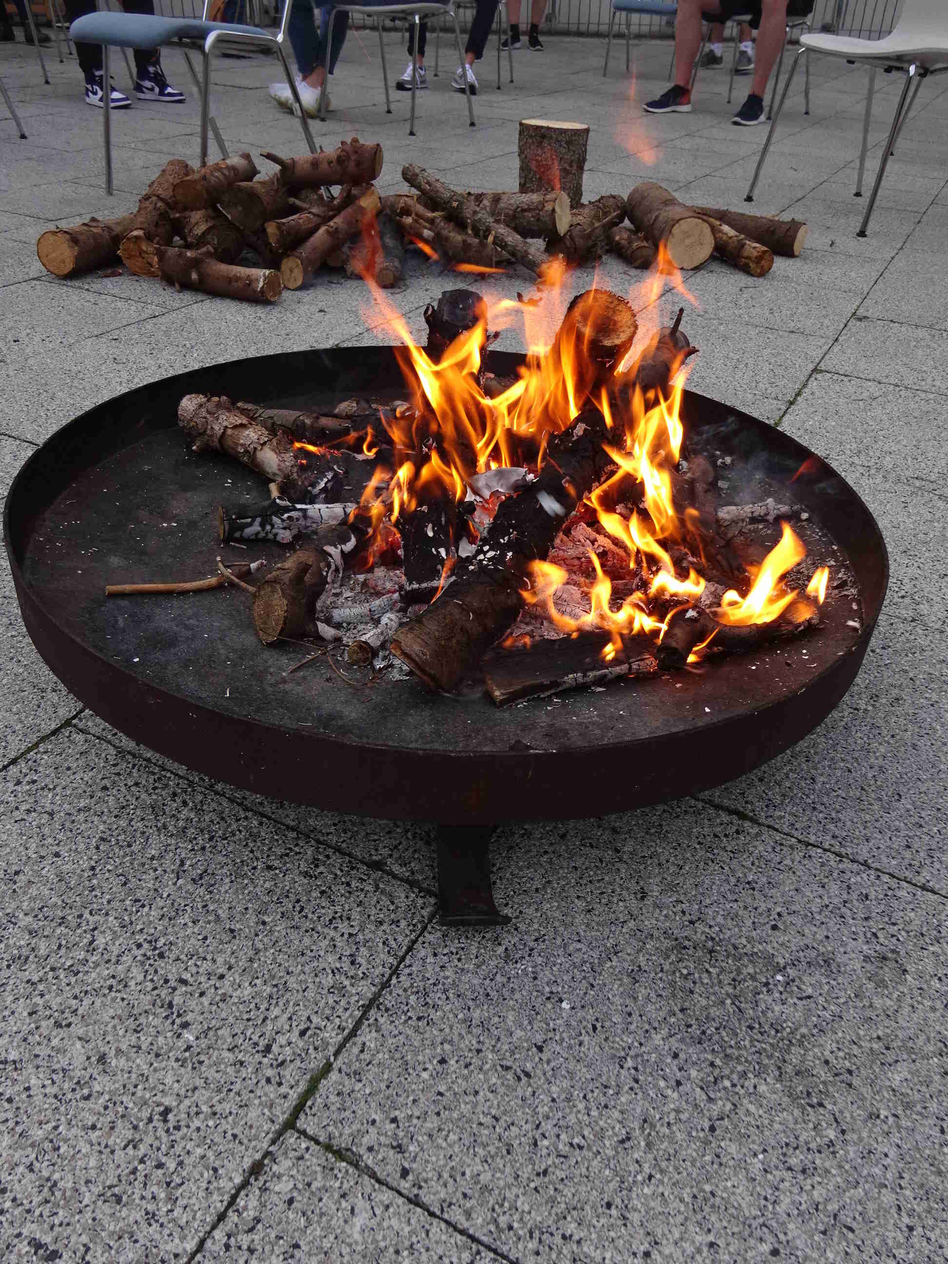Johannisfeuer im Innenhof des Dompfarrheims