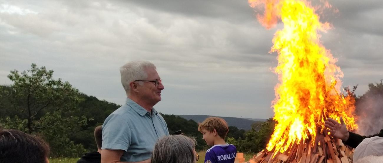 PGR-Vorsitzender Franz Uttenreuther freute sich vor dem entzündeten Johannisfeuer über die zahlreich erschienenen Kinder und Erwachsenen auf dem Rothof im vergangenen Jahr.