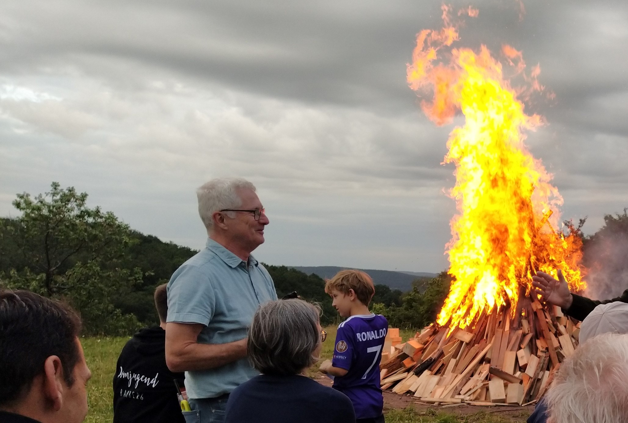 PGR-Vorsitzender Franz Uttenreuther freute sich vor dem entzündeten Johannisfeuer über die zahlreich erschienenen Kinder und Erwachsenen auf dem Rothof im vergangenen Jahr.