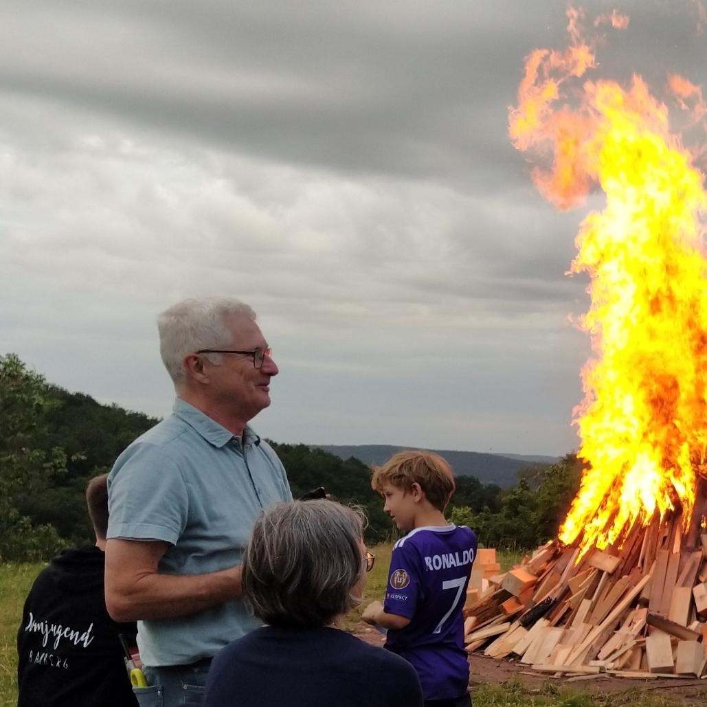 PGR-Vorsitzender Franz Uttenreuther freute sich vor dem entzündeten Johannisfeuer über die zahlreich erschienenen Kinder und Erwachsenen auf dem Rothof im vergangenen Jahr.