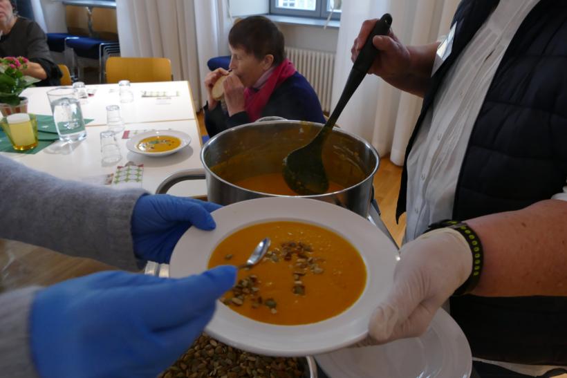Über 2200 Teller dampfende Suppe haben Ehrenamtliche zu Jahresbeginn ausgegeben. 2024 öffnet die Suppenkirche auch in St. Martin.