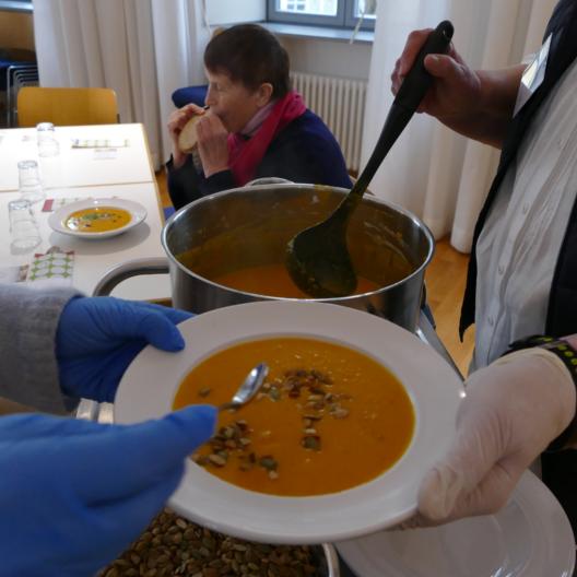Über 2200 Teller dampfende Suppe haben Ehrenamtliche zu Jahresbeginn ausgegeben. 2024 öffnet die Suppenkirche auch in St. Martin.