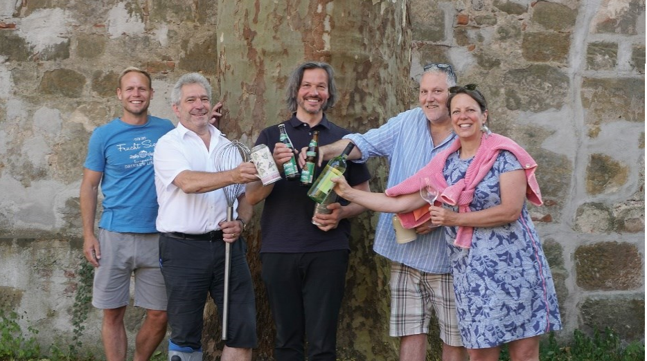 v.l.n.r: Nico Wunder, Frucht-Siggis; Klaus Müller, Delikatessen Müller; Gregor Linz, Bürgerverein Untere historische Bergstadt e.V.; Alex Schimkus, Einhornskeller; Angelika Gaufer, Tante-Emma-Laden am Michelsberg