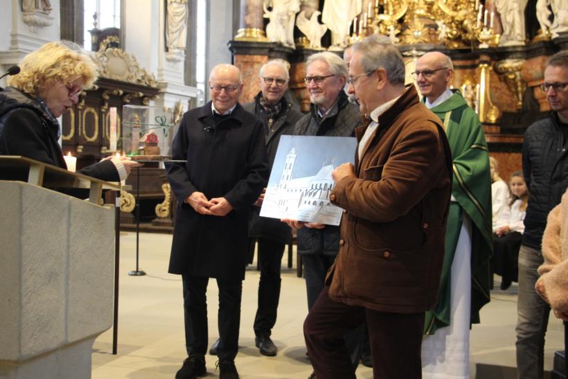 Vertreter der kirchlichen Gremien dankten Günter Schulz-Hess (2.v.l.) für seine 16-jährige Tätigkeit als Kirchenpfleger der Pfarrei Unsere Liebe Frau.